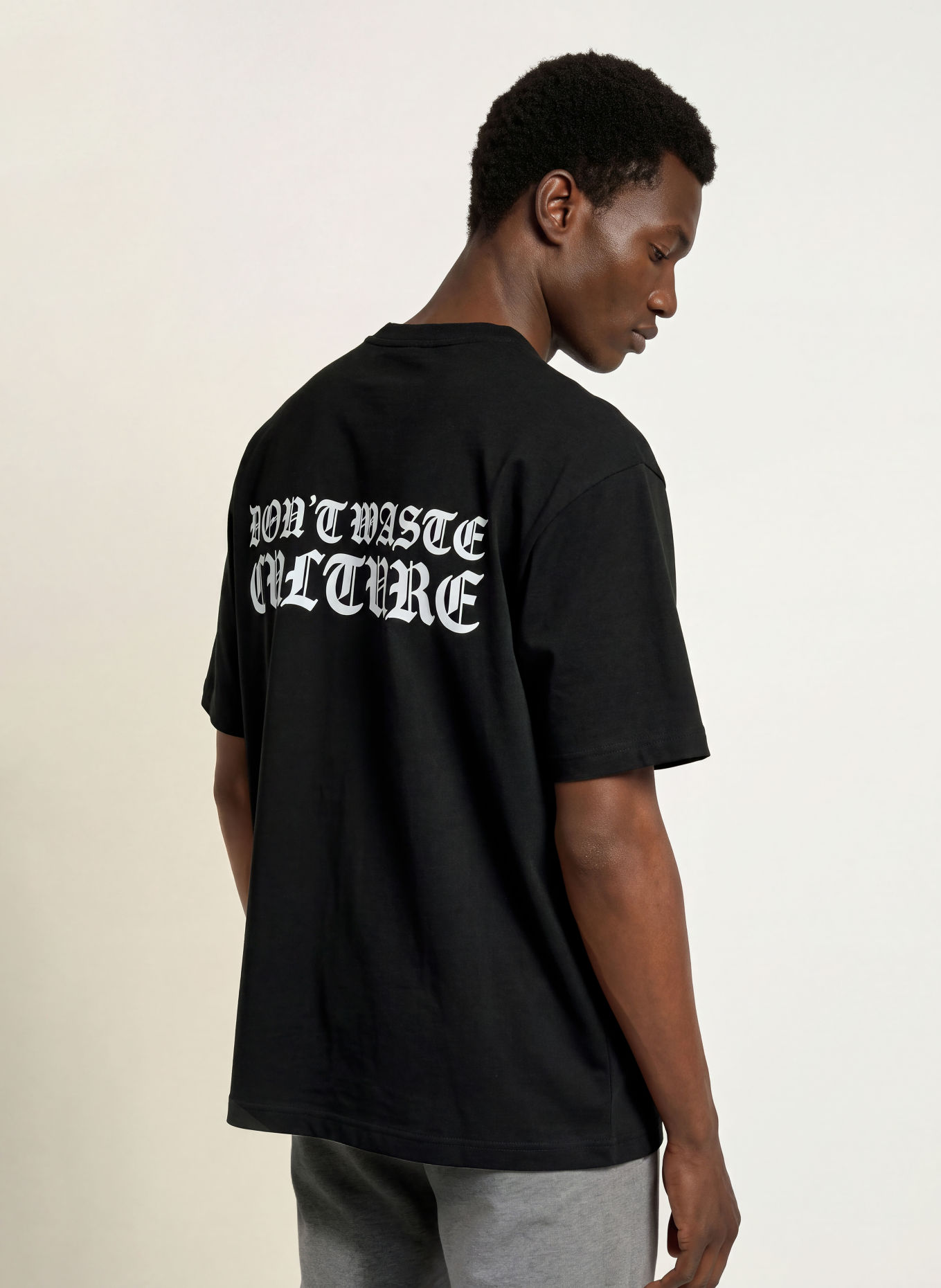 don't waste culture T-shirt MIRAE: ZWART / WIT