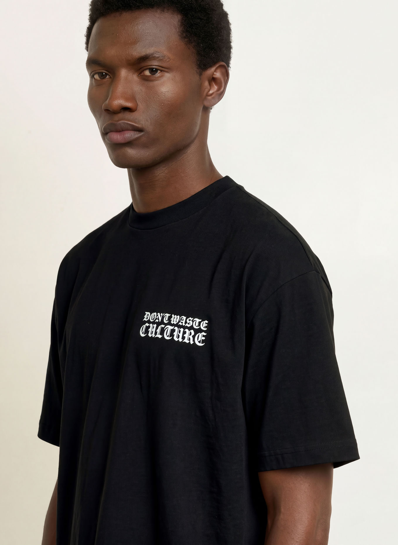 don't waste culture T-shirt MIRAE: ZWART / WIT