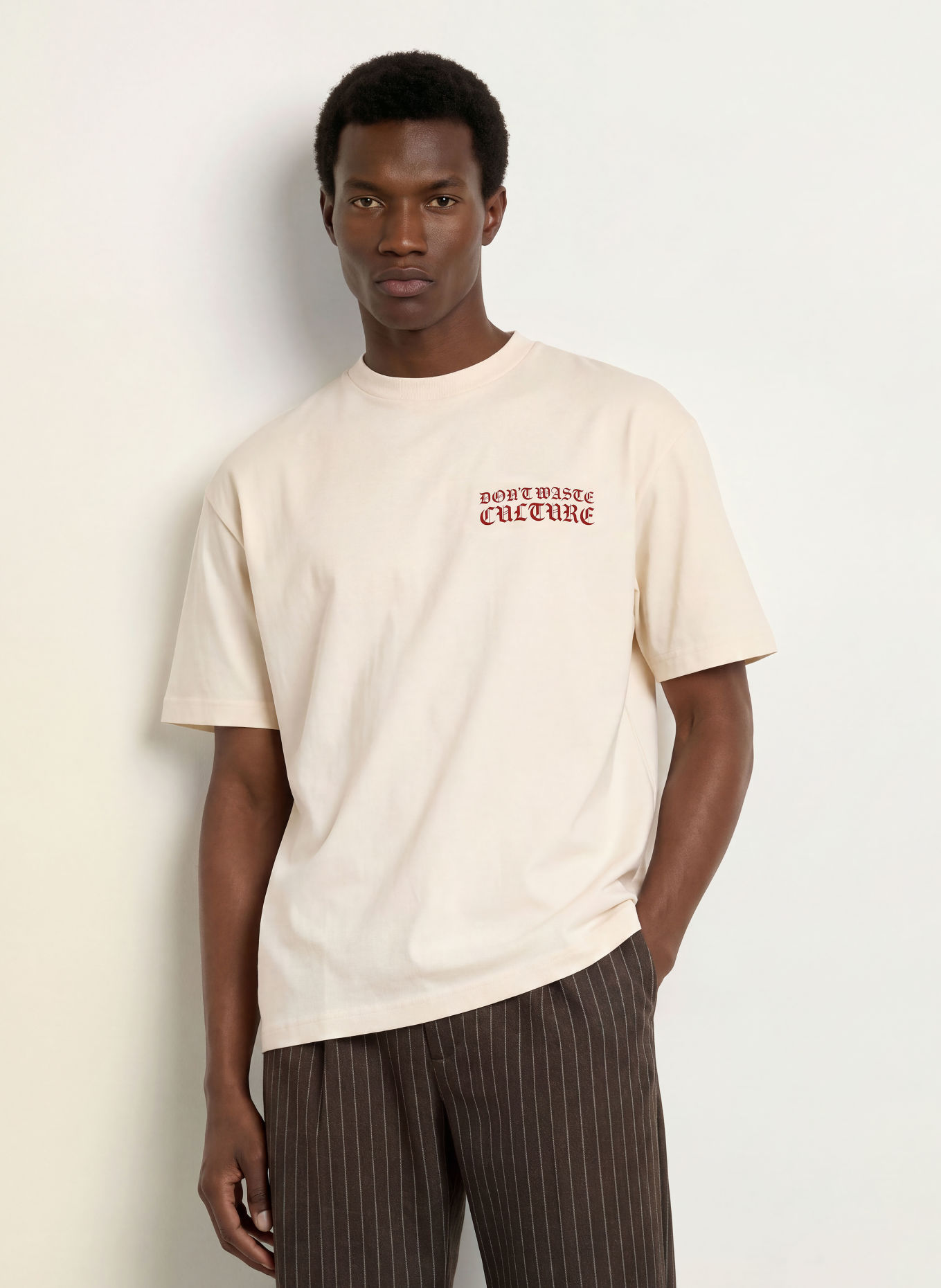 don't waste culture T-shirt YULA: CRÈME / DONKERROOD