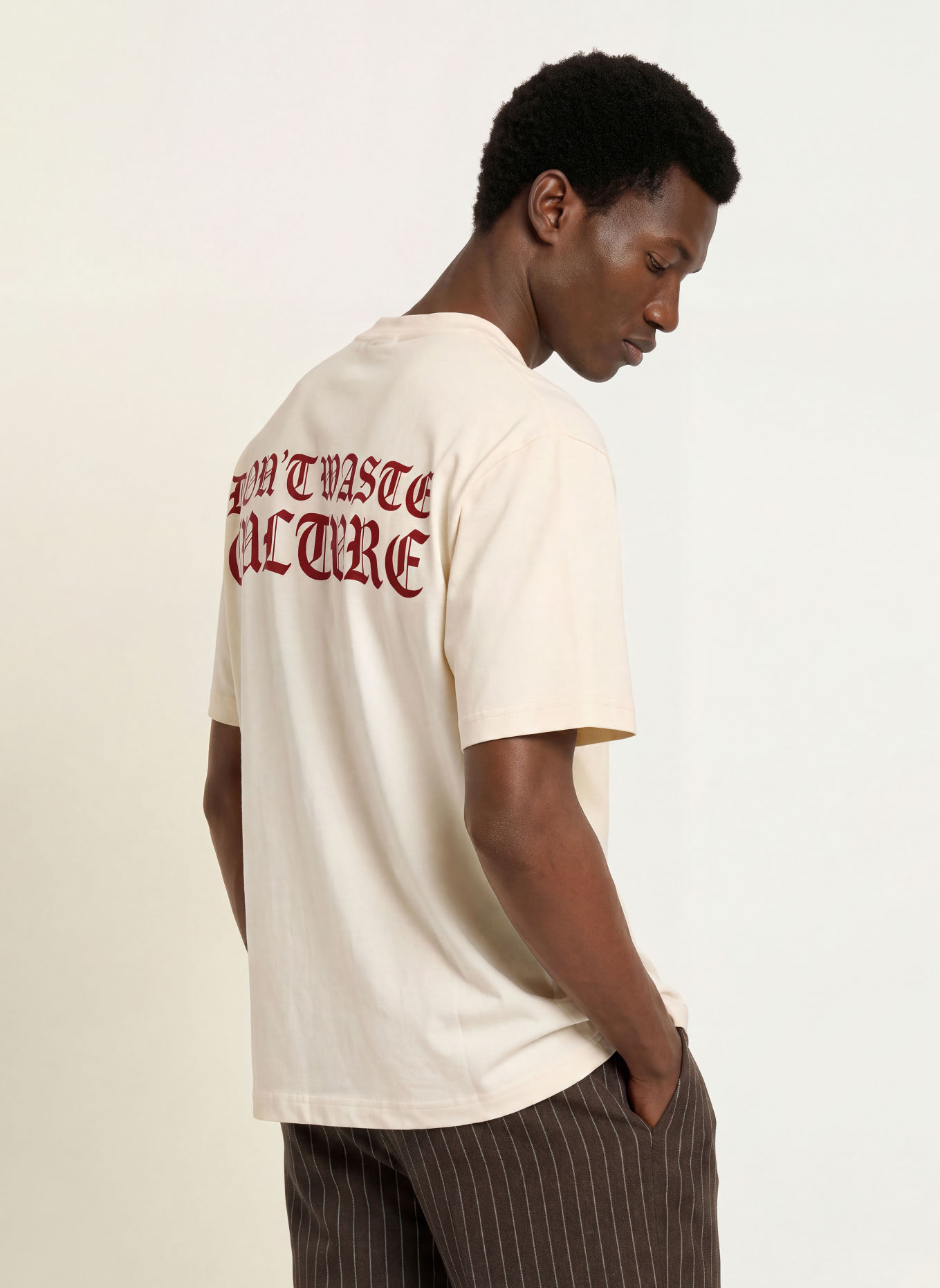 don't waste culture T-shirt YULA: CRÈME / DONKERROOD