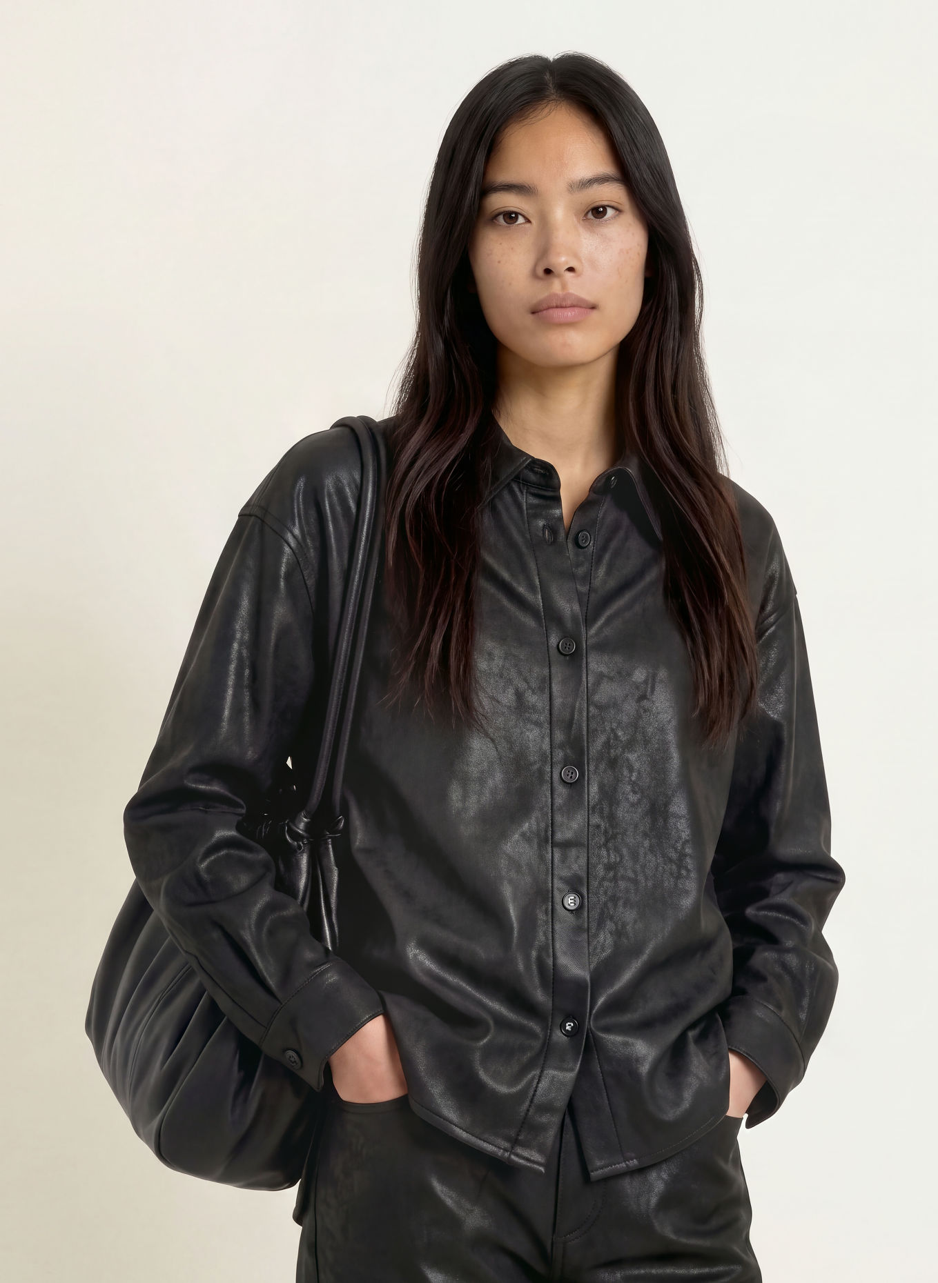 ELIAS RUMELIS Chemisier oversize BELLI aspect cuir: NOIR