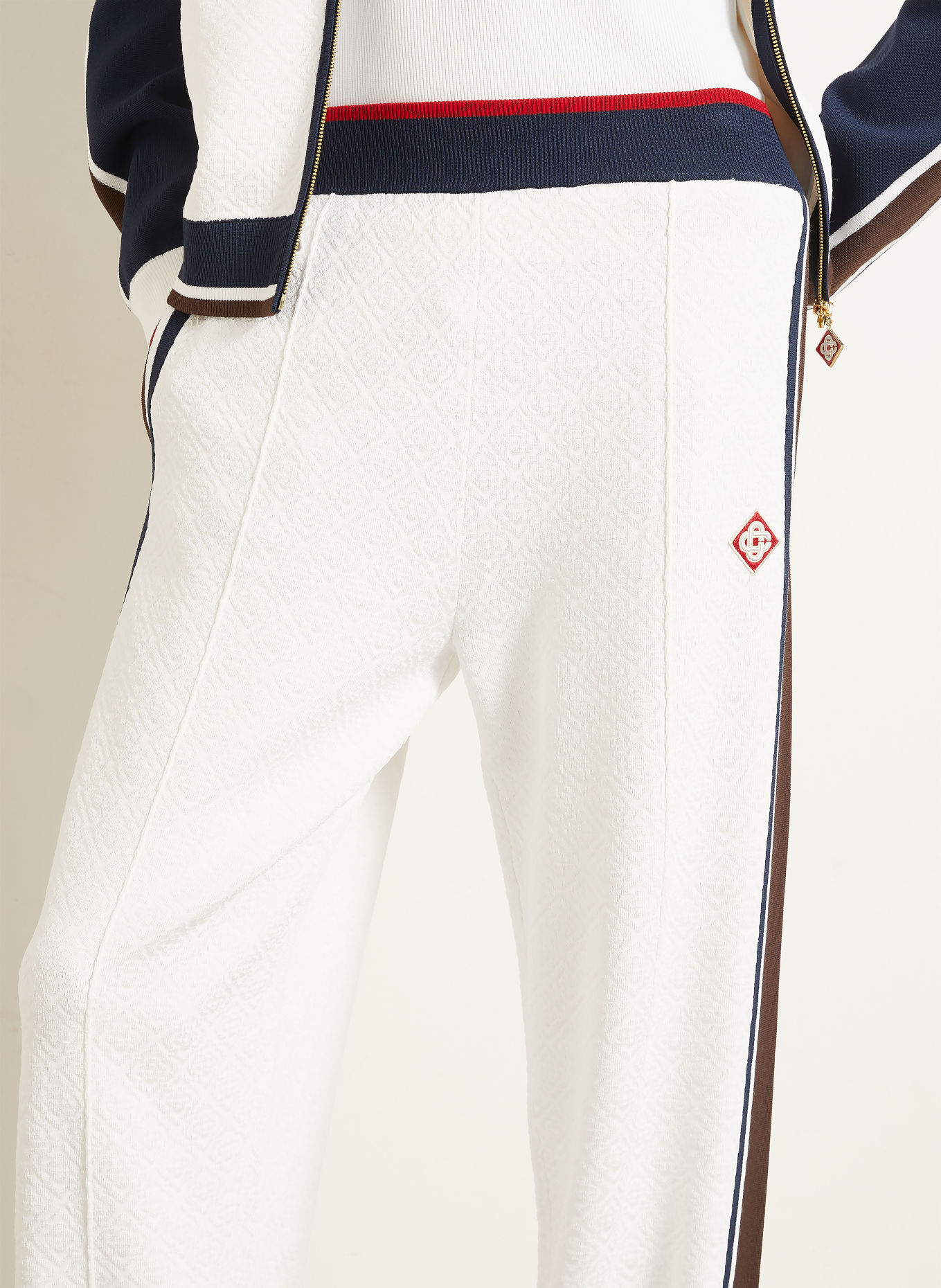 Casablanca Pantalon en maille coupe classique avec bandes de galon: CRÈME / MARRON / ROUGE