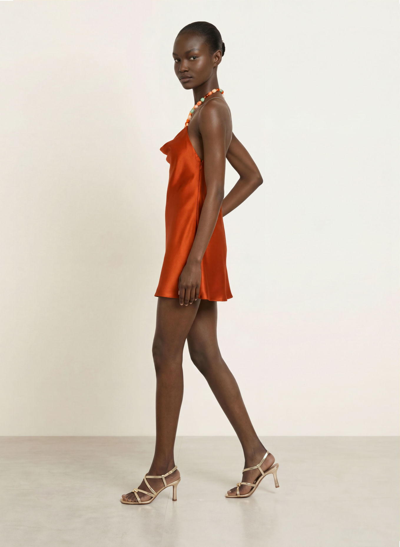 RETROFÊTE Cocktailjurk MARVE met sierparels: COGNAC