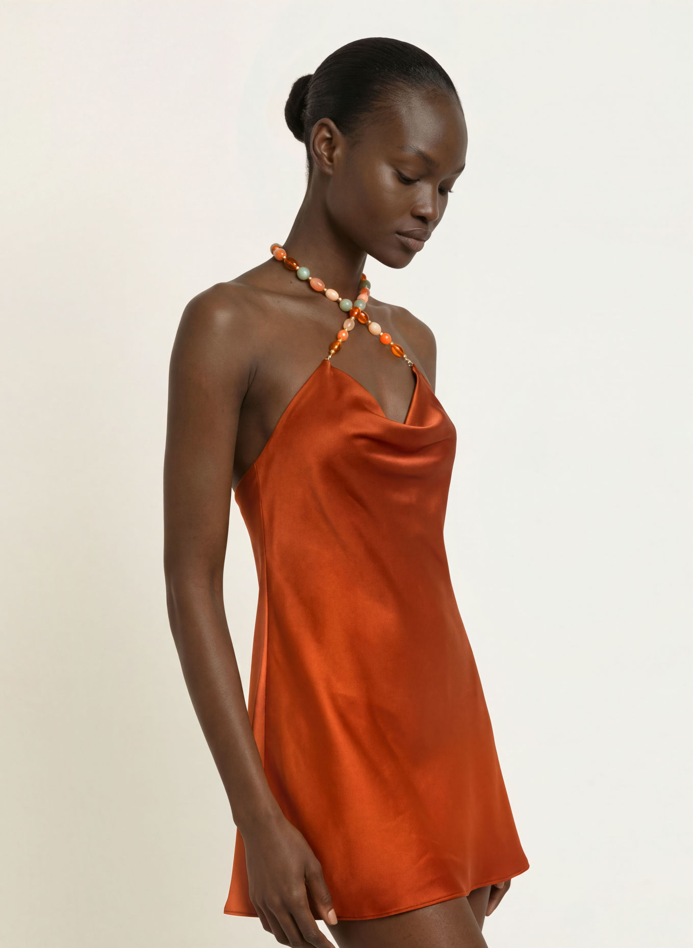 RETROFÊTE Cocktailjurk MARVE met sierparels: COGNAC