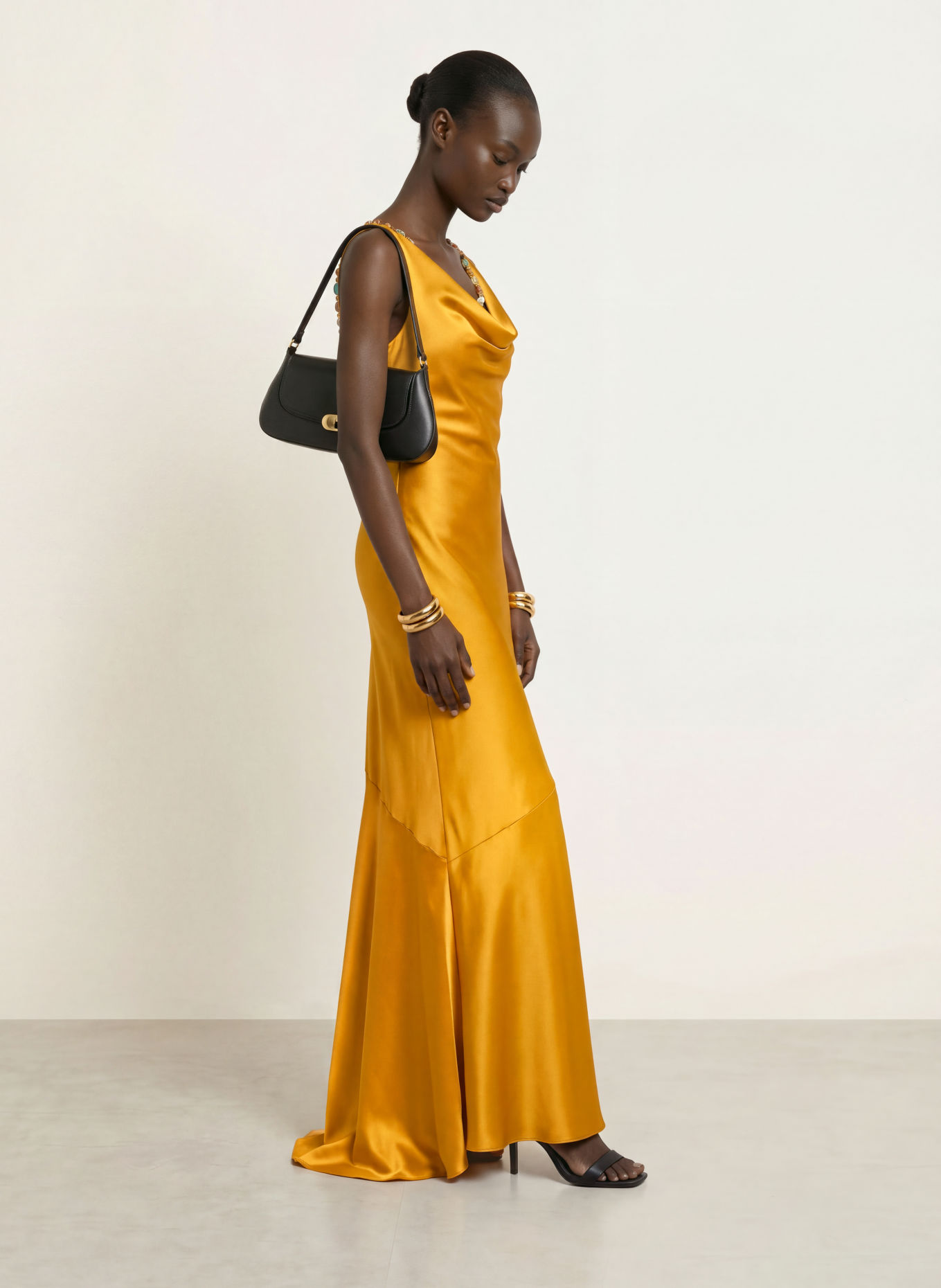 RETROFÊTE Robe de soirée KERYN ornée de perles décoratives: JAUNE FONCÉ