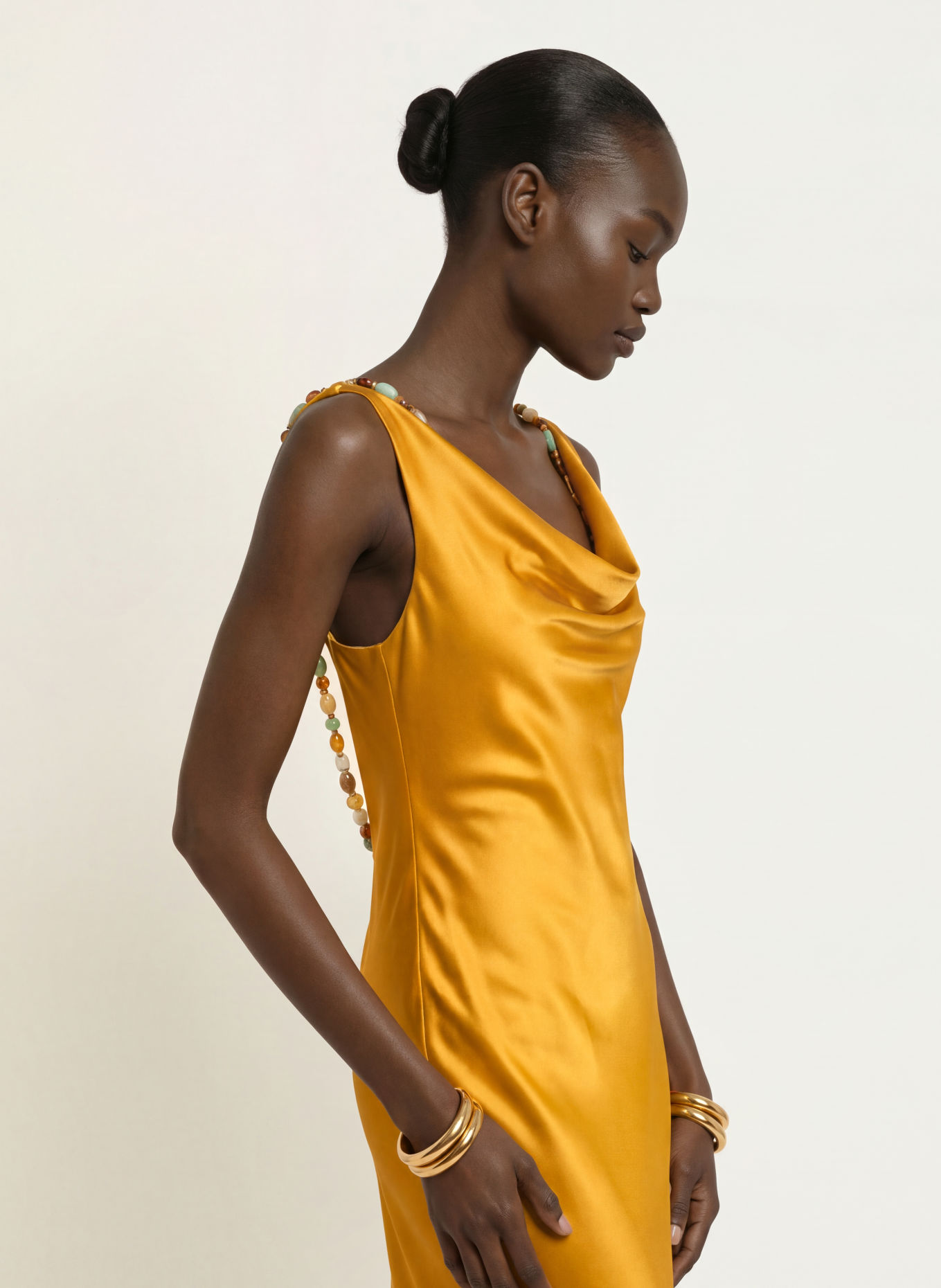 RETROFÊTE Robe de soirée KERYN ornée de perles décoratives: JAUNE FONCÉ