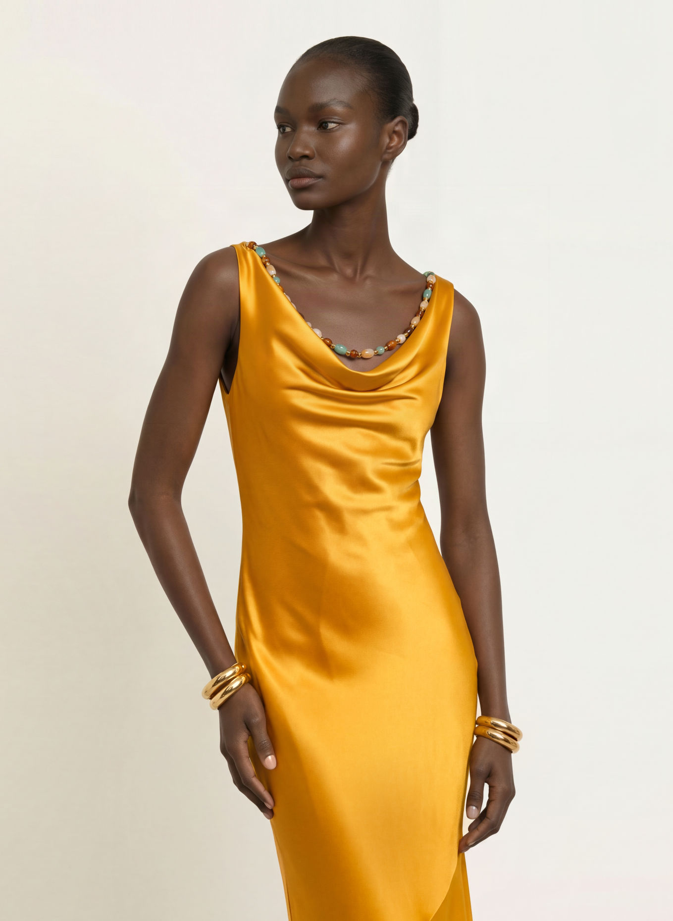 RETROFÊTE Robe de soirée KERYN ornée de perles décoratives: JAUNE FONCÉ