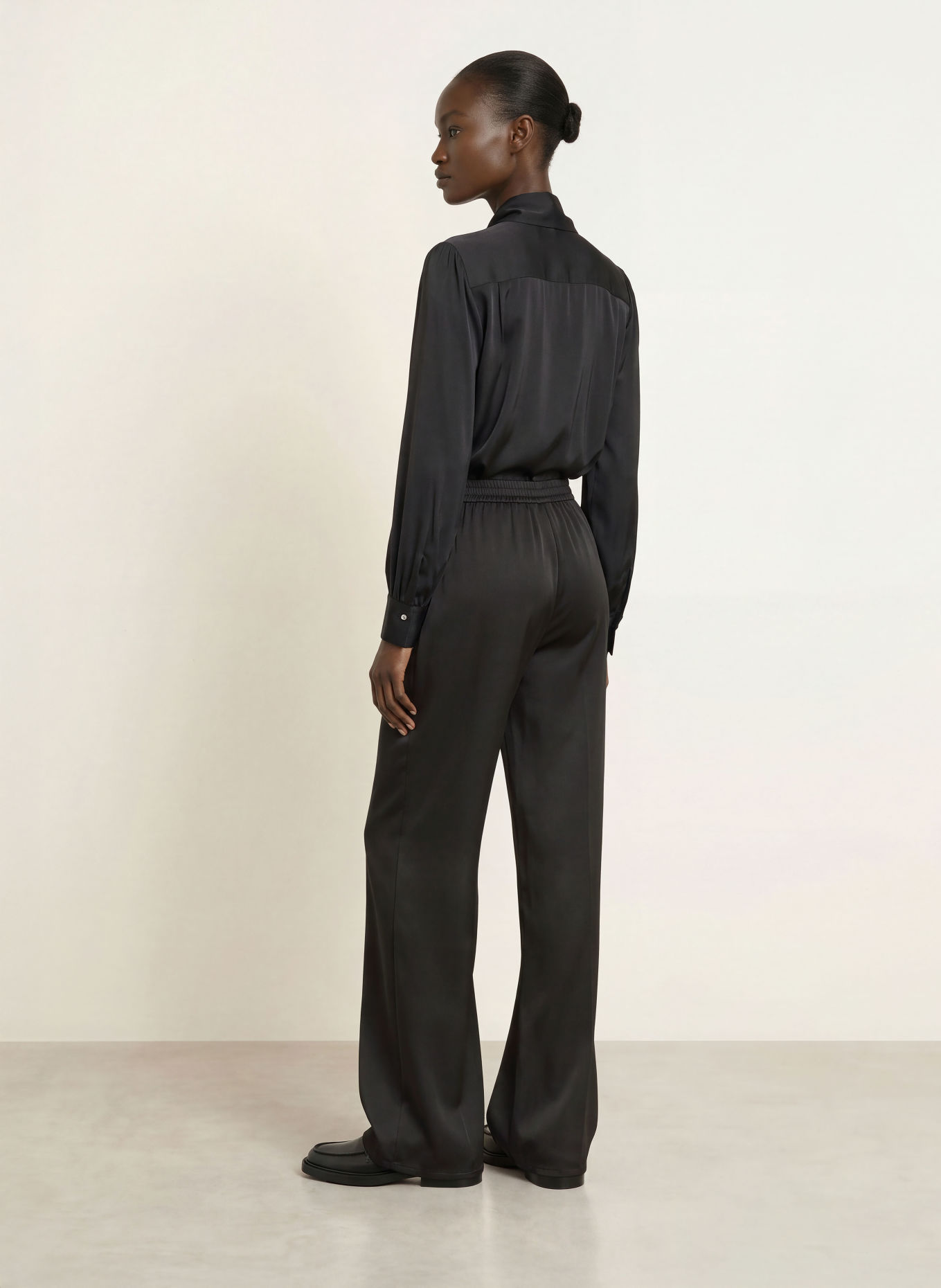 HUGO Pantaloni Marlene HASABELLA din satin: NEGRU