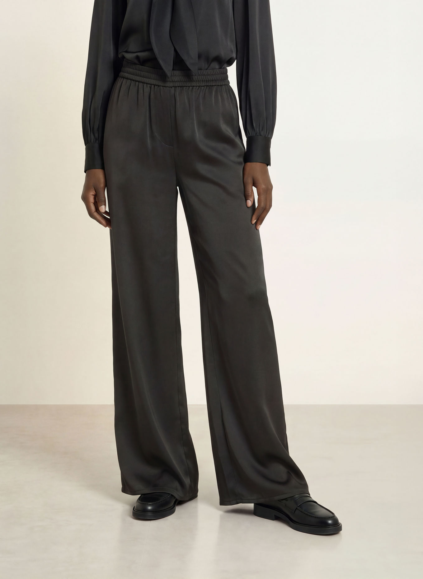 HUGO Pantaloni Marlene HASABELLA din satin: NEGRU