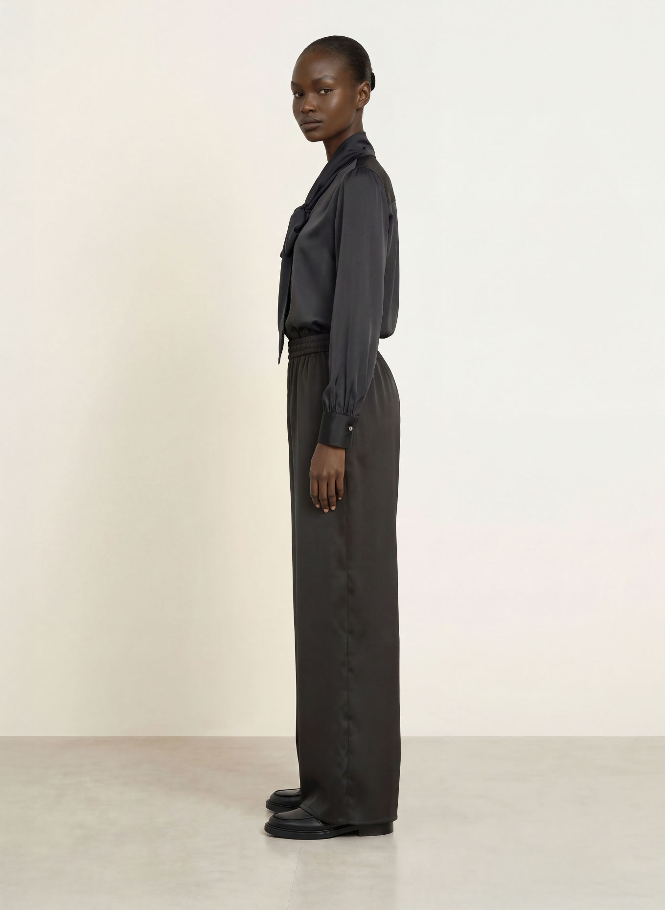 HUGO Pantaloni Marlene HASABELLA din satin: NEGRU