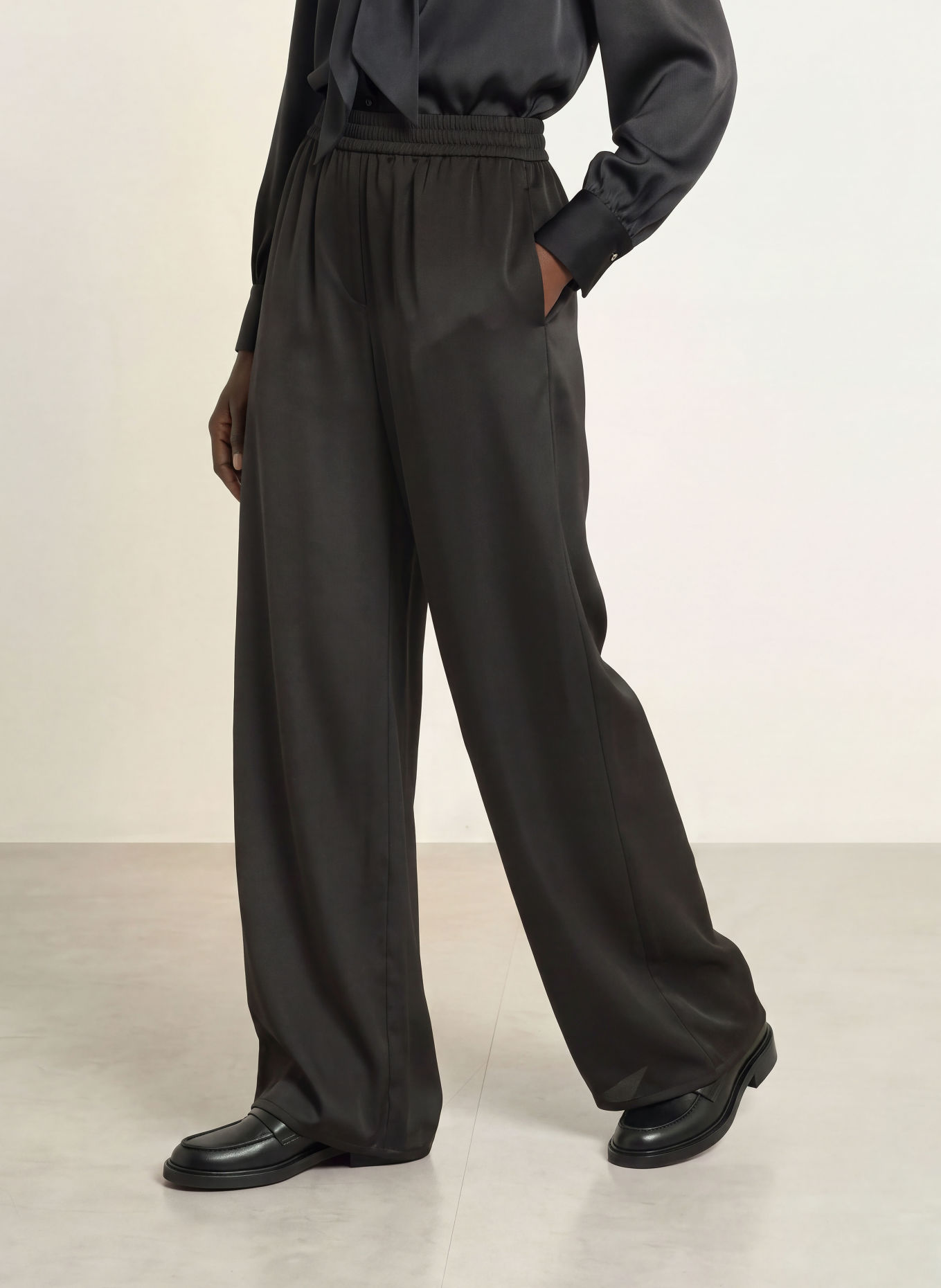 HUGO Pantaloni Marlene HASABELLA din satin: NEGRU