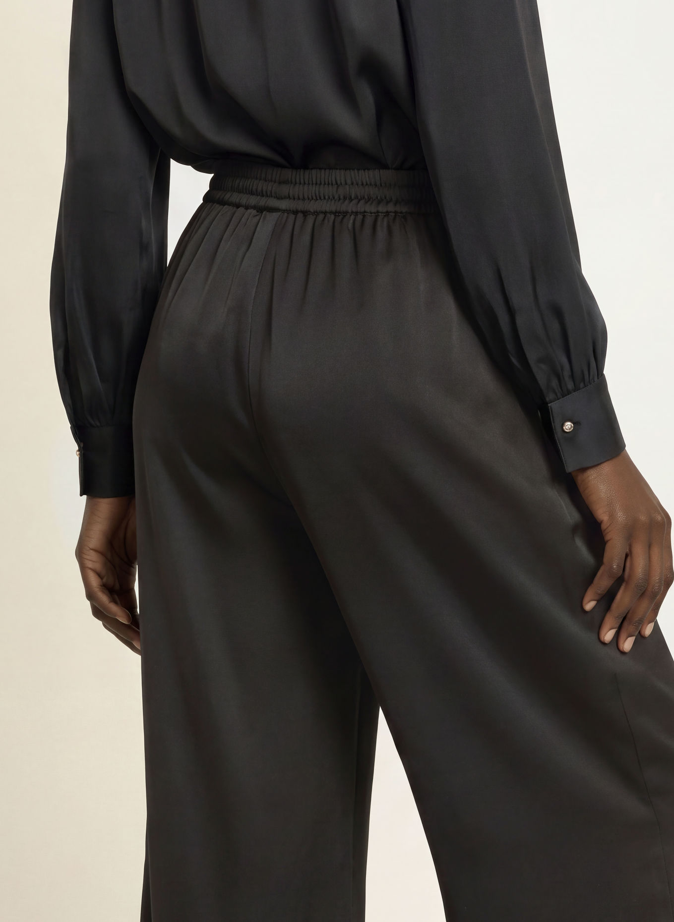 HUGO Pantaloni Marlene HASABELLA din satin: NEGRU