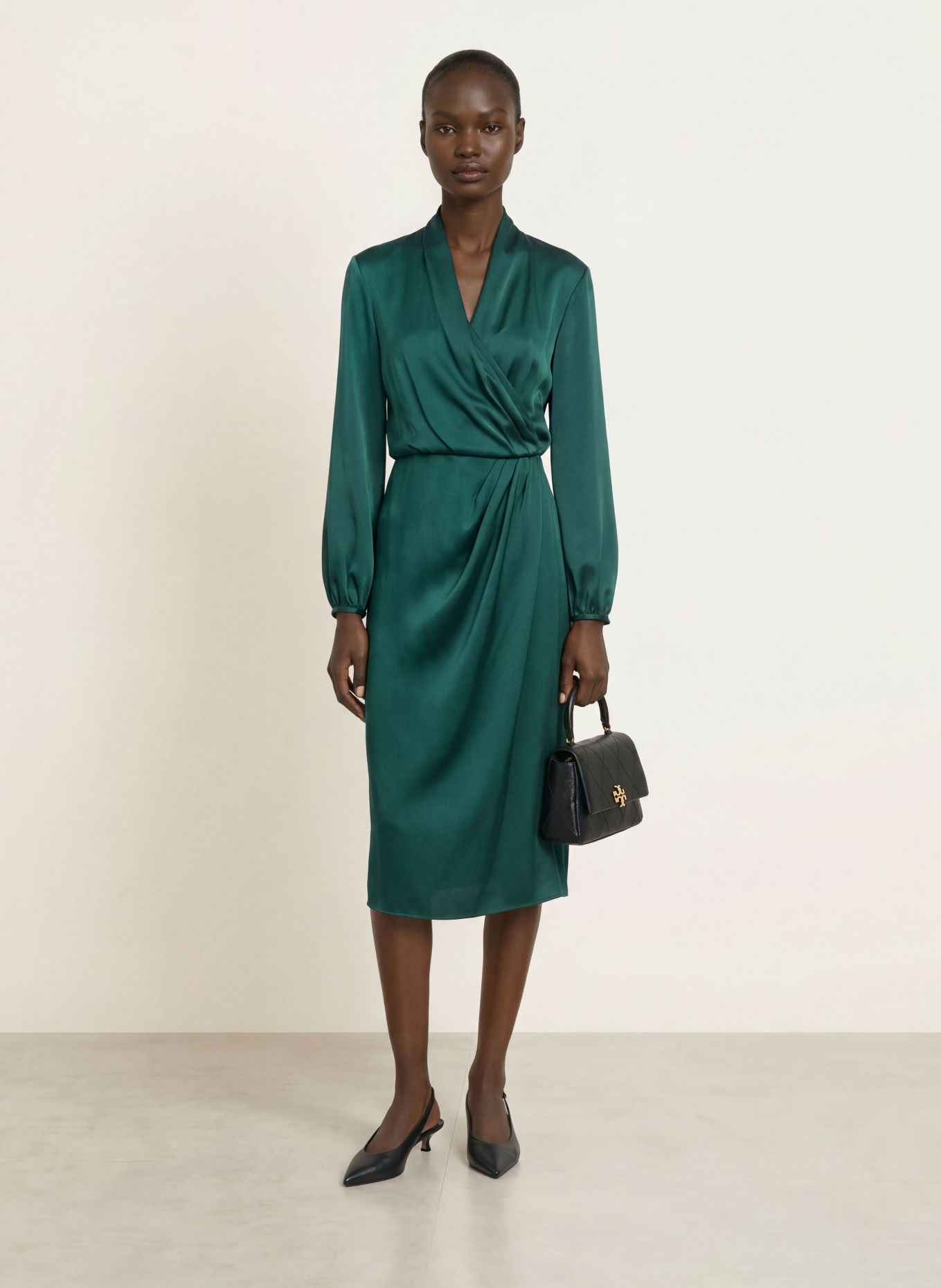 Max Mara STUDIO Wickelkleid MISS aus Satin: DUNKELGRÜN