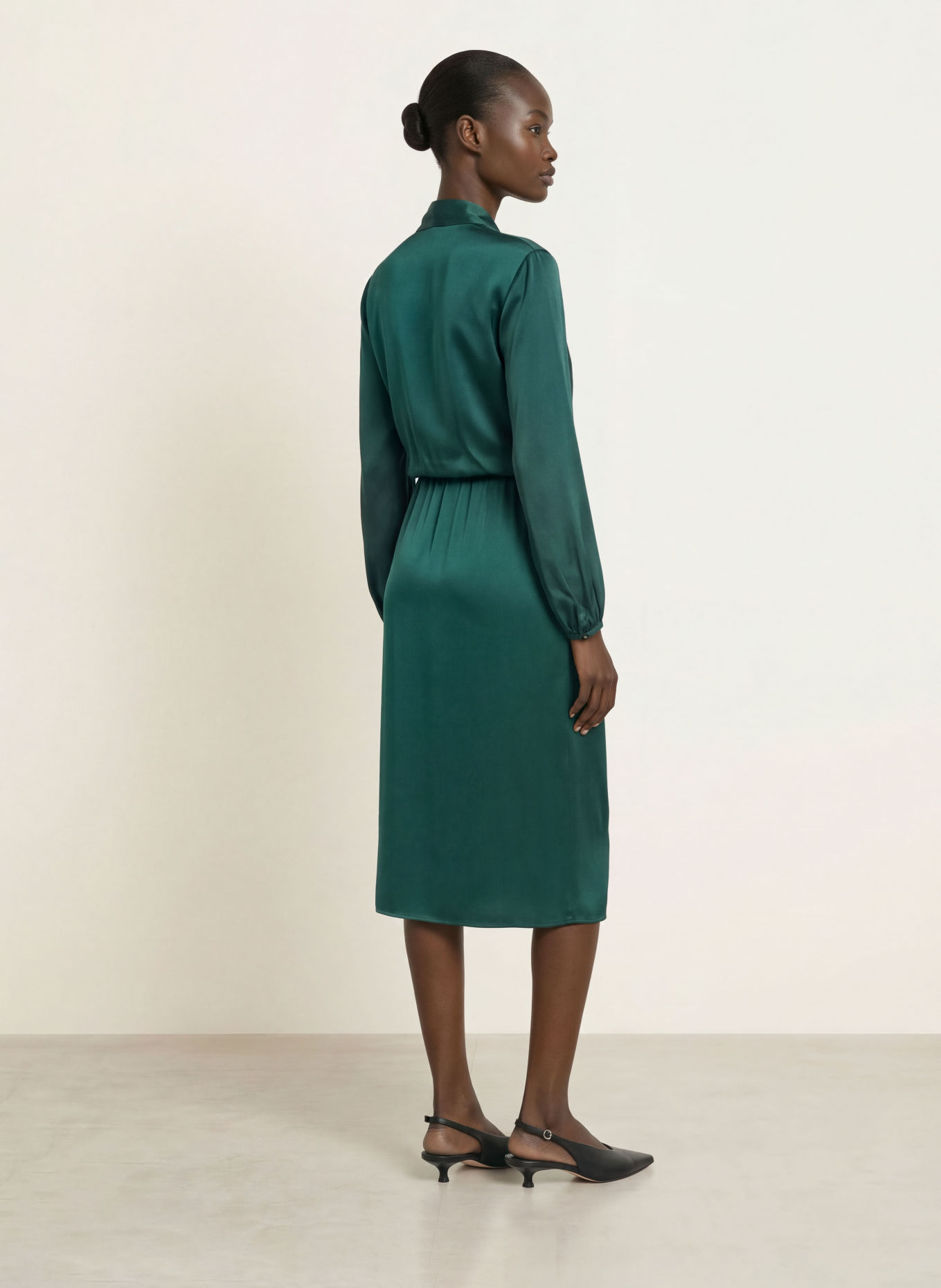 Max Mara STUDIO Wickelkleid MISS aus Satin: DUNKELGRÜN