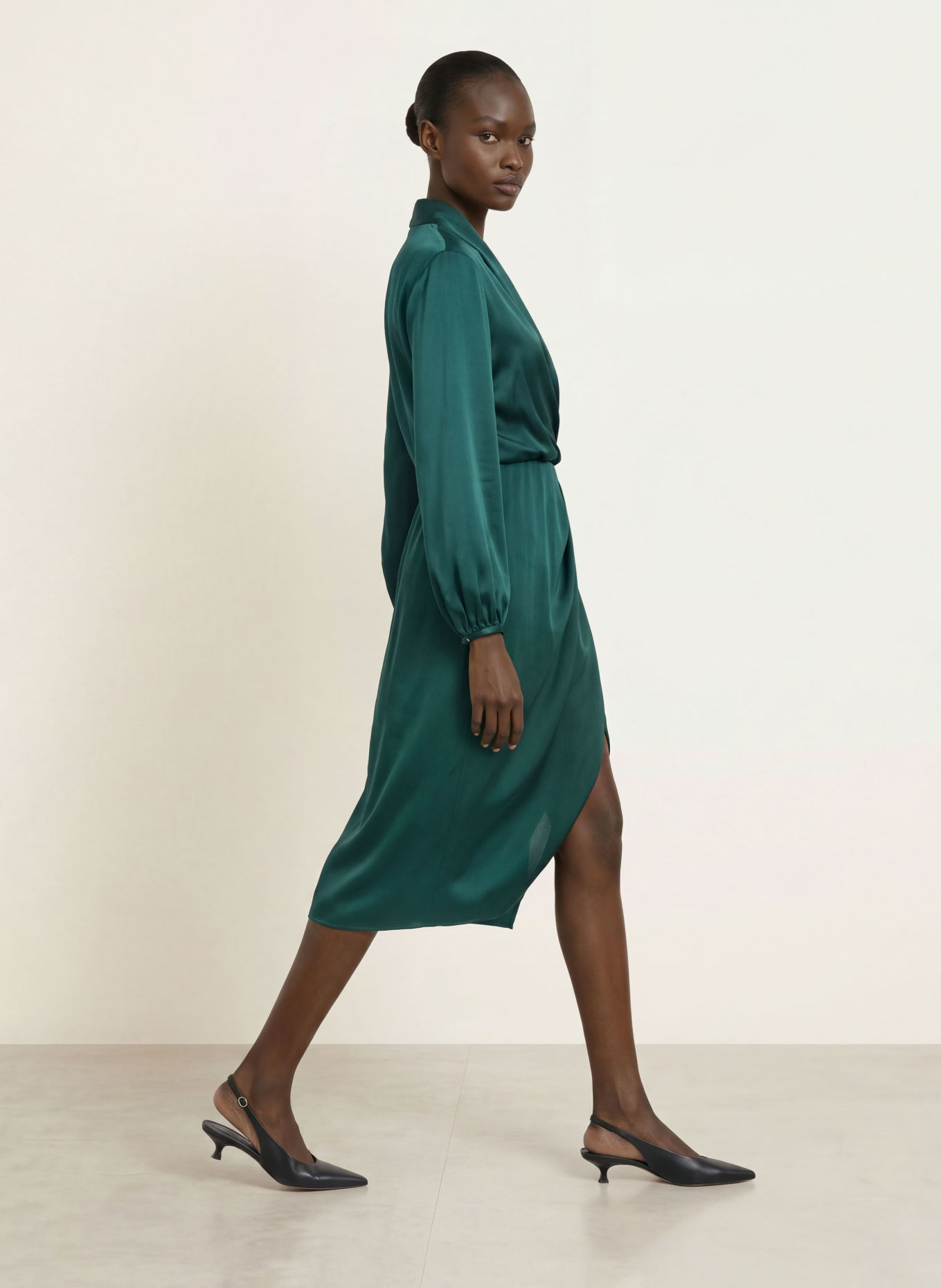 Max Mara STUDIO Wickelkleid MISS aus Satin: DUNKELGRÜN