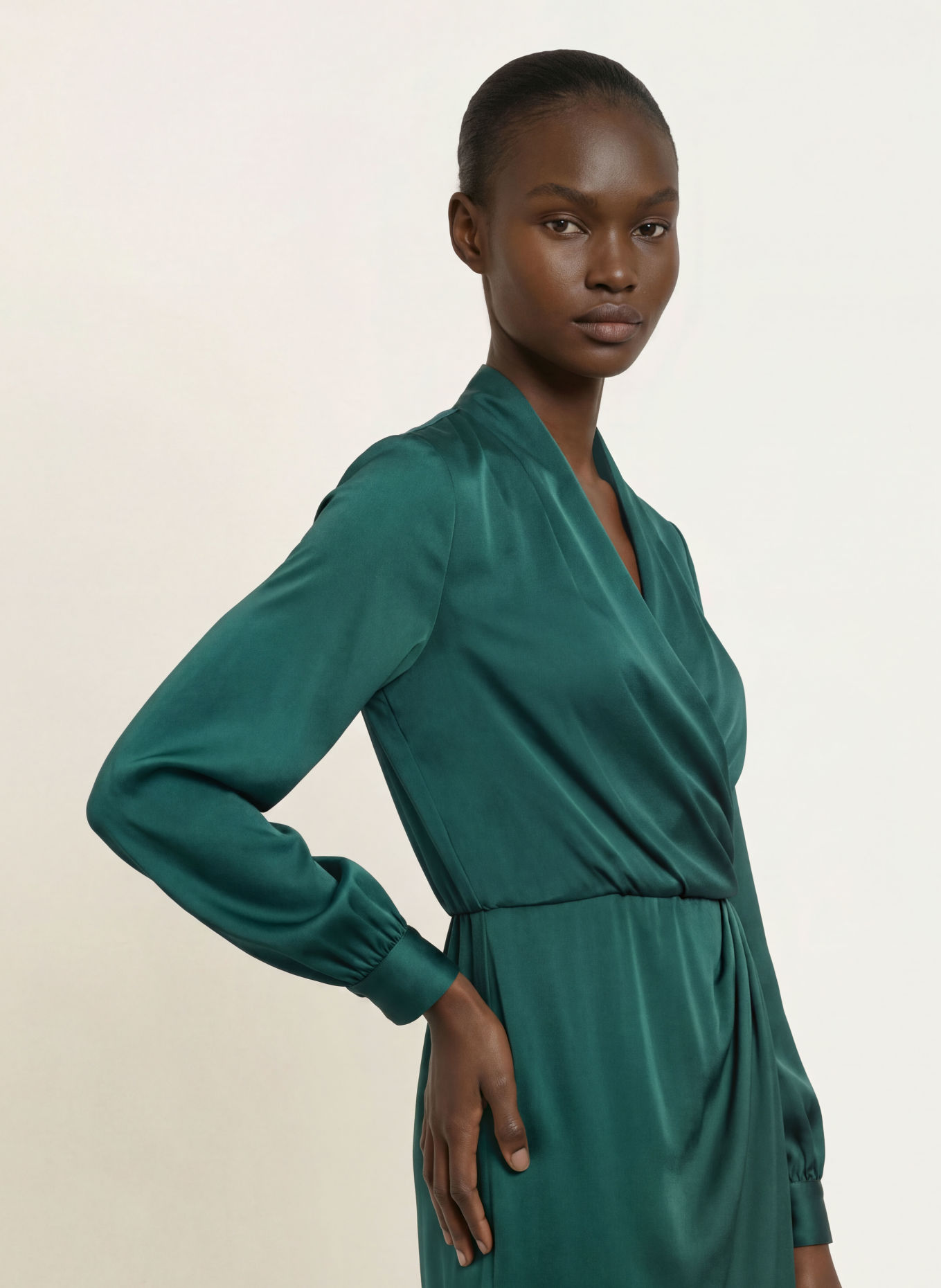 Max Mara STUDIO Wickelkleid MISS aus Satin: DUNKELGRÜN