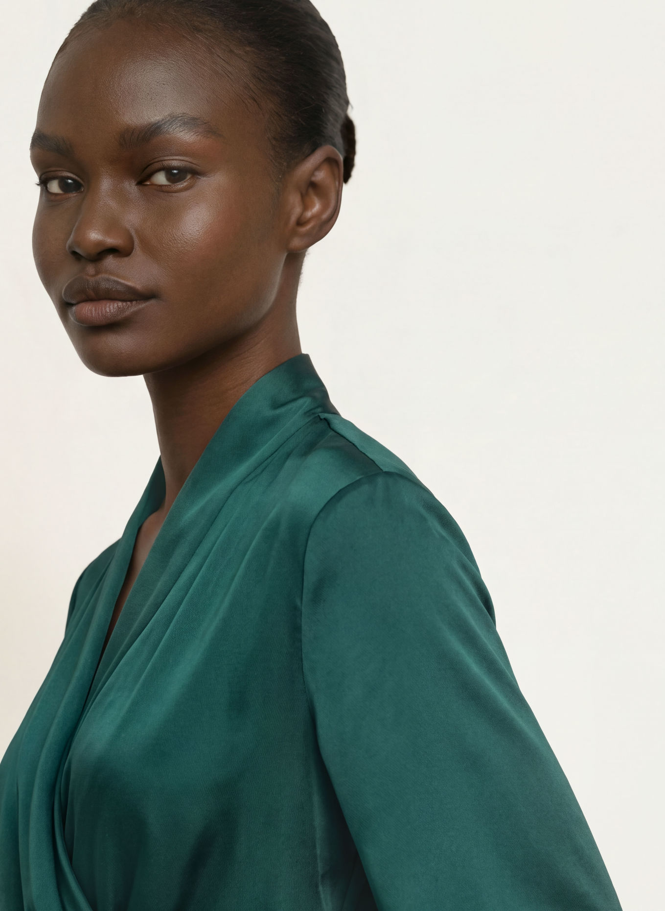 Max Mara STUDIO Wickelkleid MISS aus Satin: DUNKELGRÜN