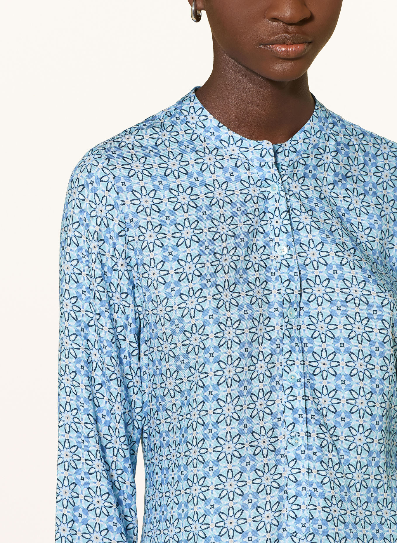 Emily VAN DEN BERGH Blusenshirt: HELLBLAU / BEIGE / WEISS