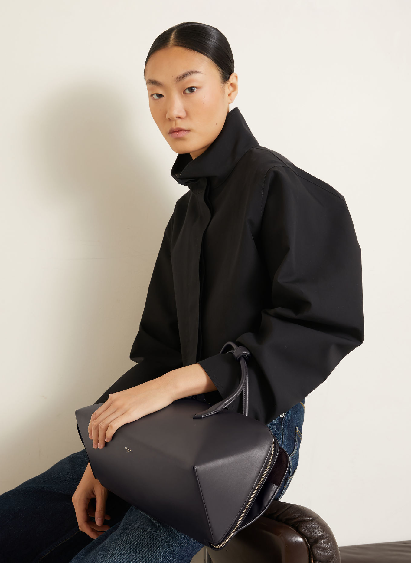 ALAÏA Handtas DELTA MEDIUM: MARRON FONCÉ / GOUD