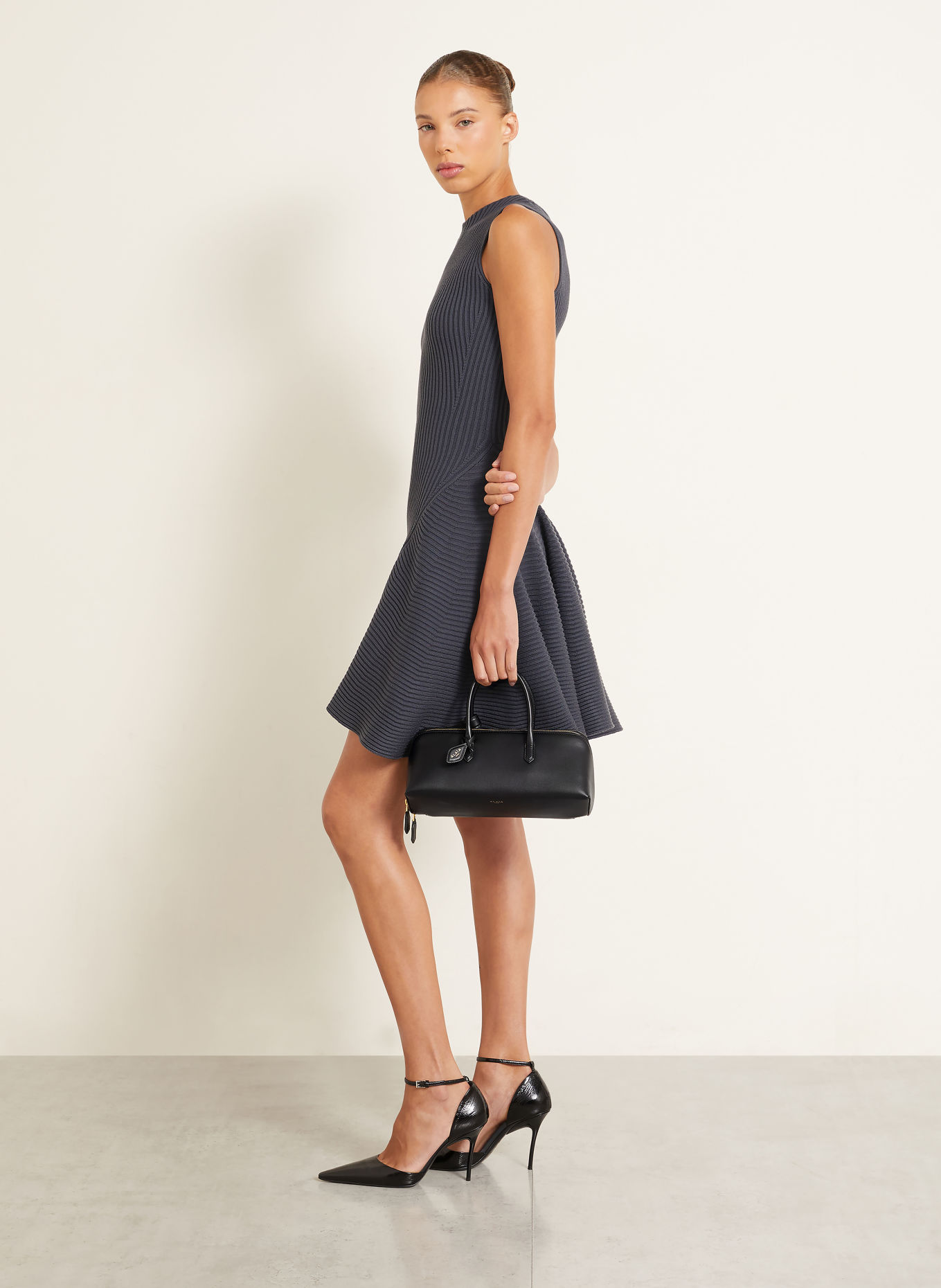 ALAÏA Schultertasche DELTA SMALL: SCHWARZ