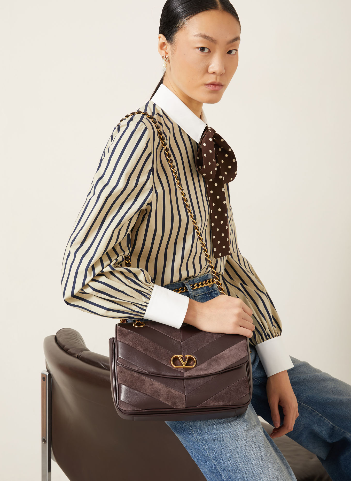 VALENTINO GARAVANI Schoudertas DJUNA MEDIUM: MARRON FONCÉ / GOUD