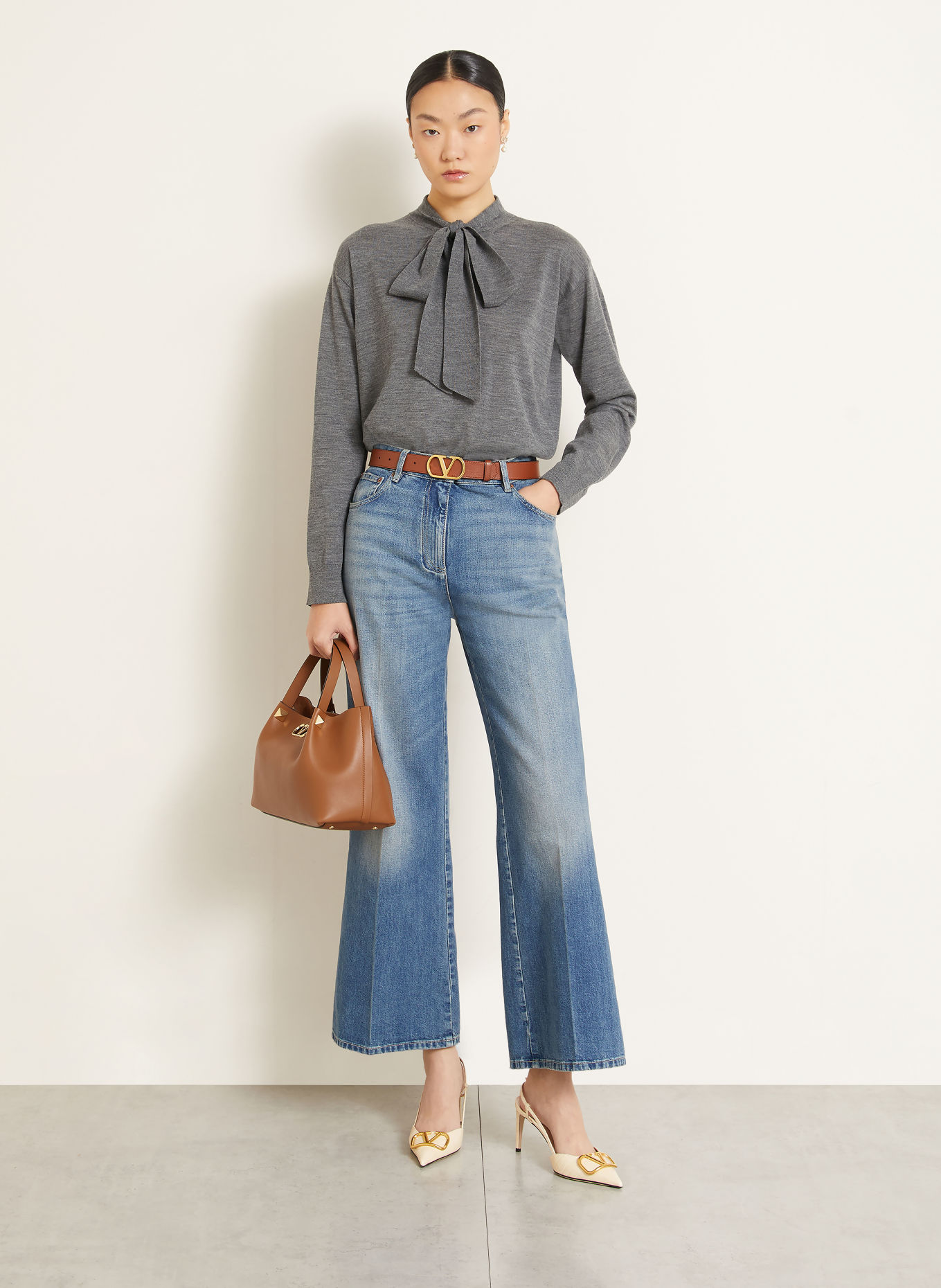 VALENTINO GARAVANI Handtas VLOGO SIGNATURE SMALL met studs: BRUIN / GOUD