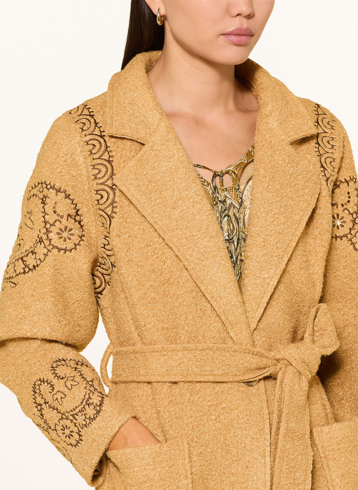 Grace Bouclé coat with gemstones and sequins: CAMEL / BROWN
