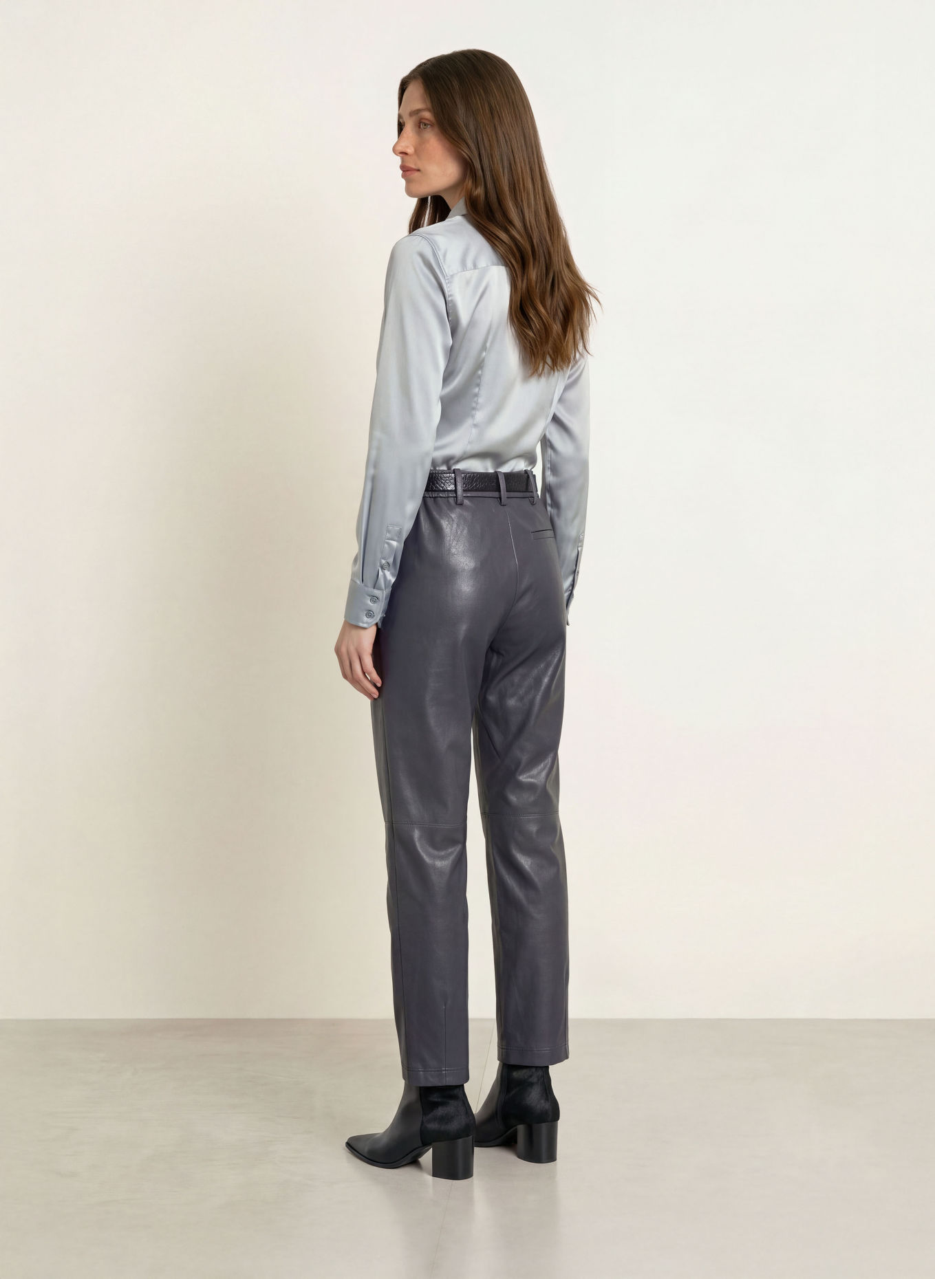 ROBERT FRIEDMAN AGATA-skjortebluse i satin: GRÅ