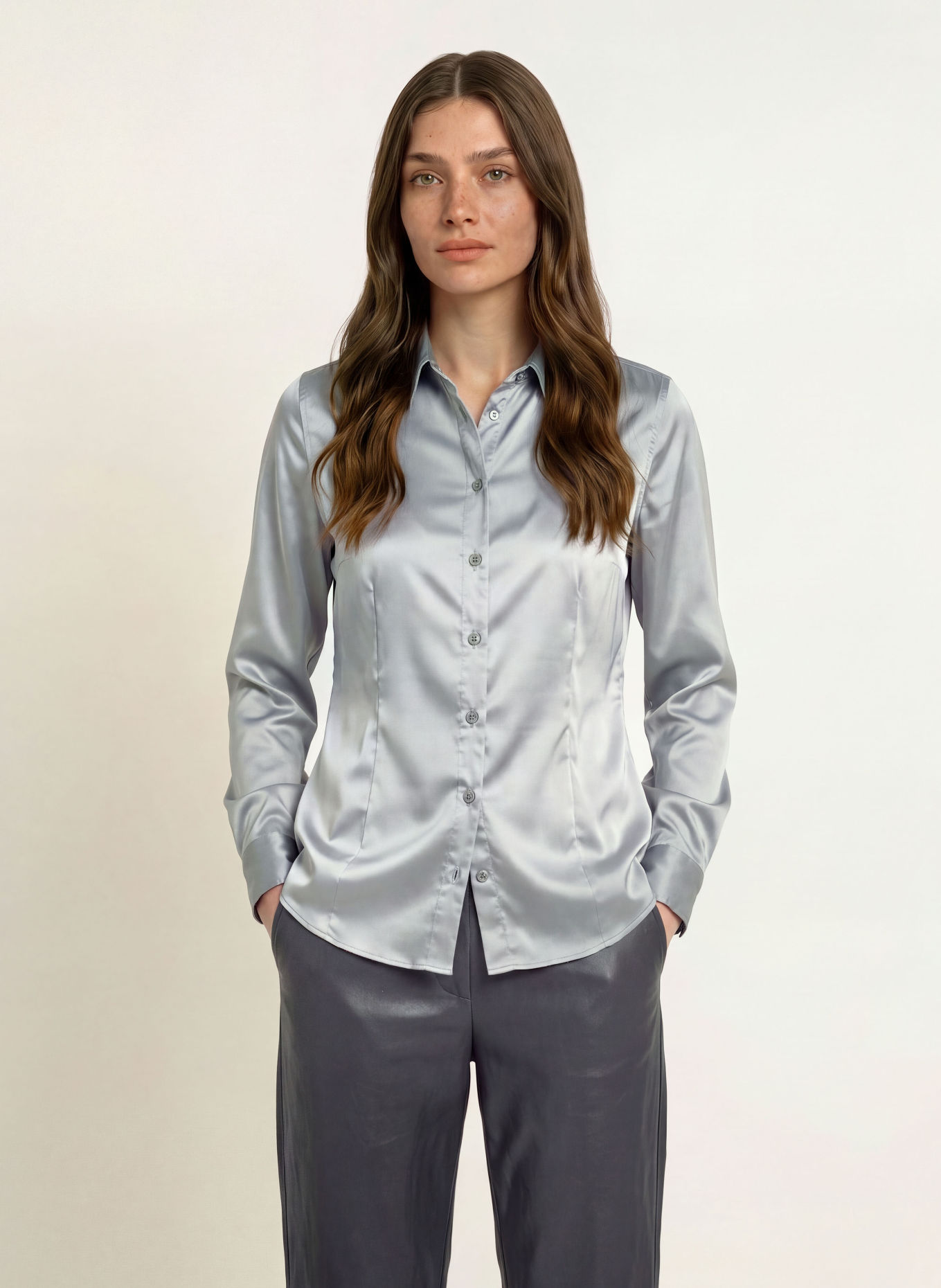 ROBERT FRIEDMAN AGATA-skjortebluse i satin: GRÅ