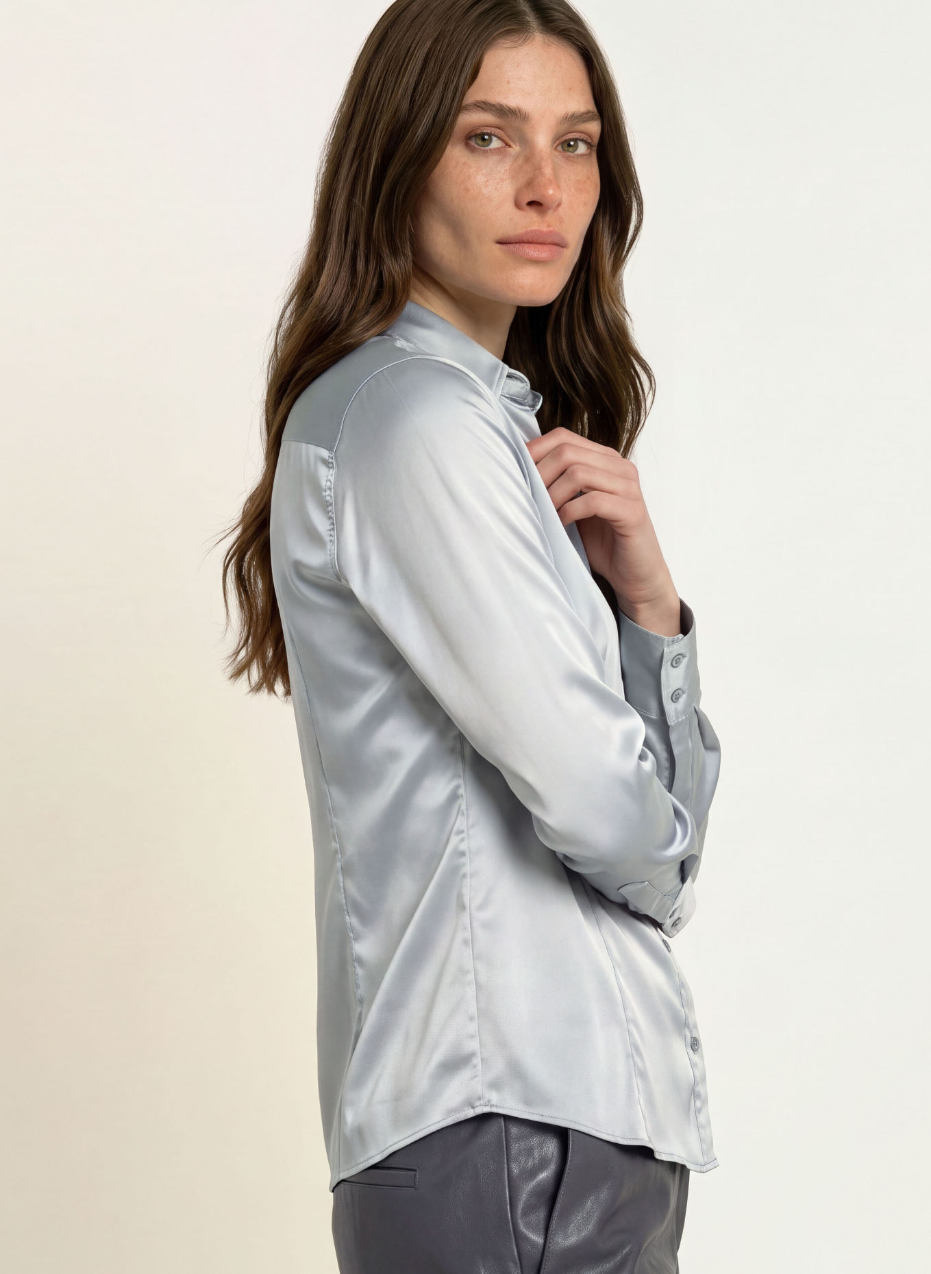 ROBERT FRIEDMAN AGATA-skjortebluse i satin: GRÅ