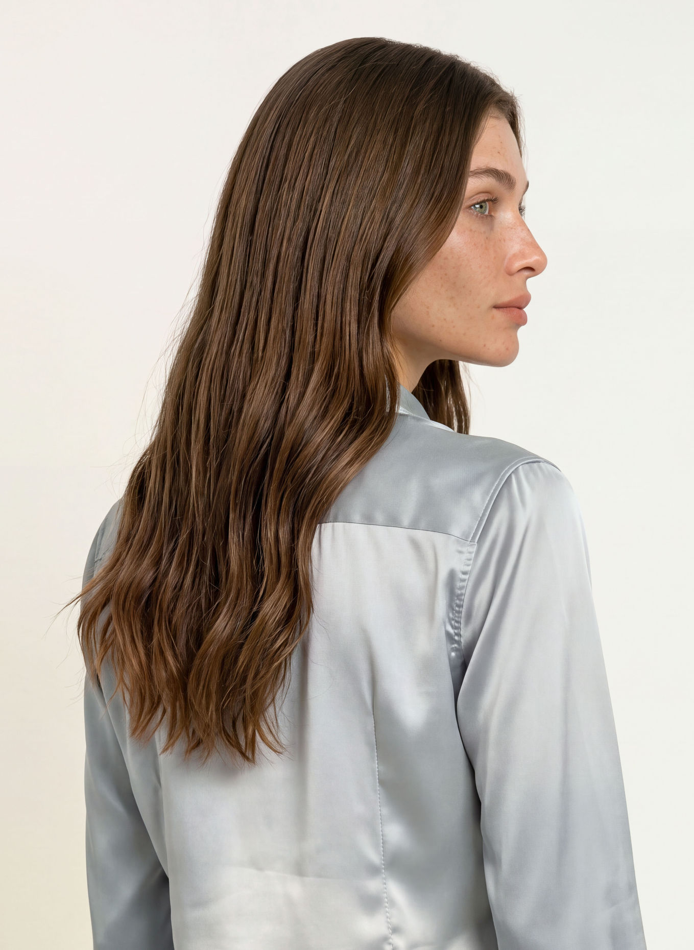 ROBERT FRIEDMAN AGATA-skjortebluse i satin: GRÅ