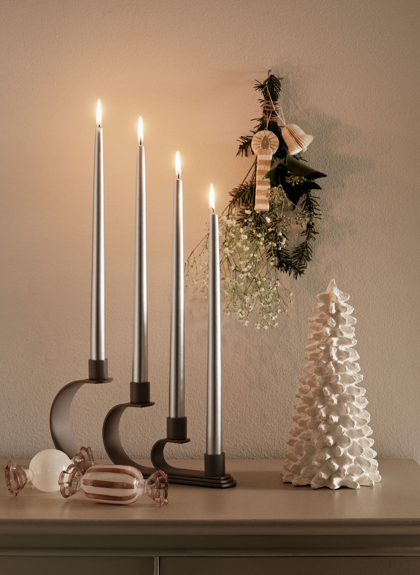 BROSTE COPENHAGEN Zestaw 4 świec walcowych SMOOTH GLOSSY: SREBRNY