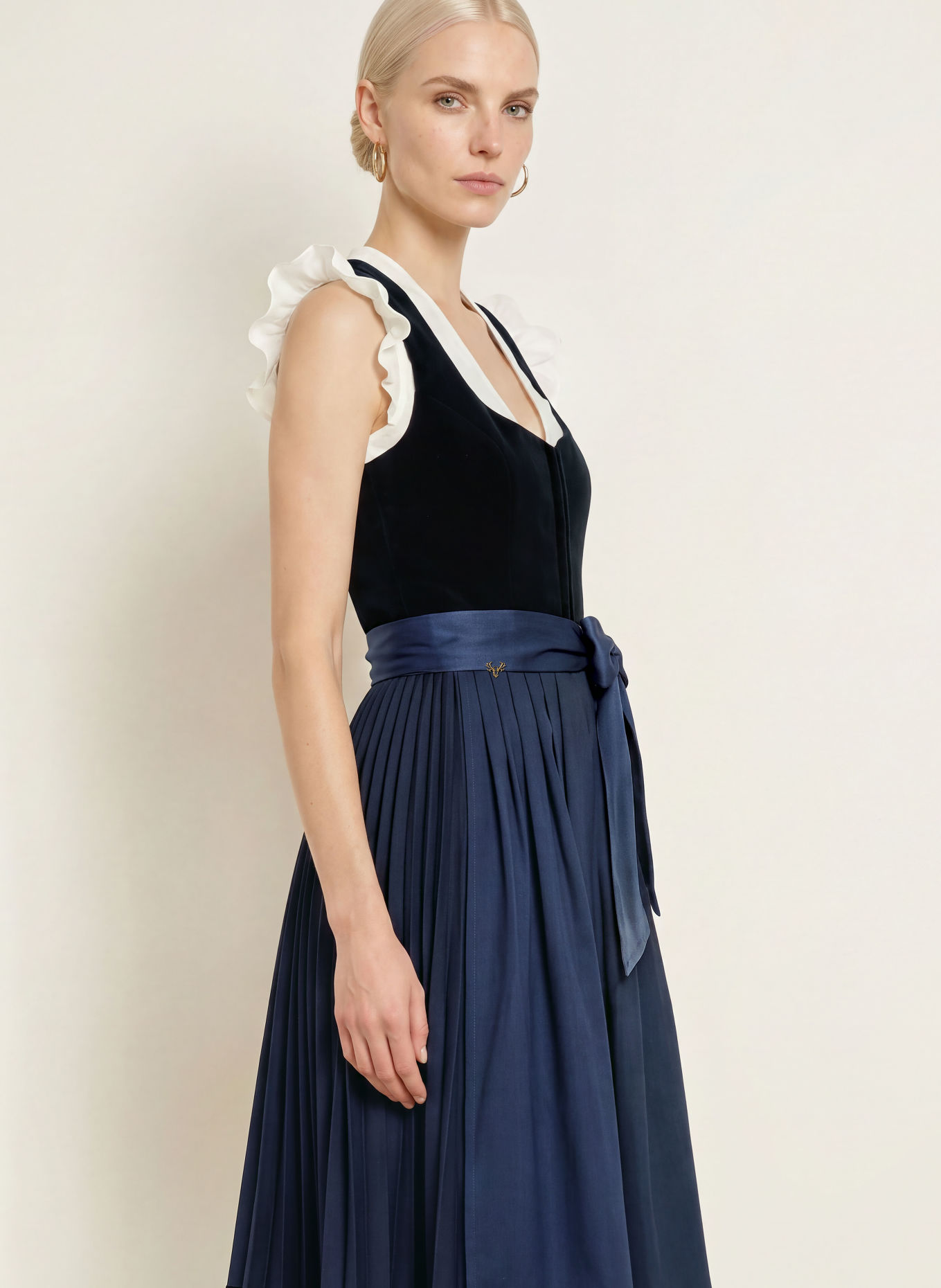 CocoVero Dirndl JETTE mit Plissees: DUNKELBLAU