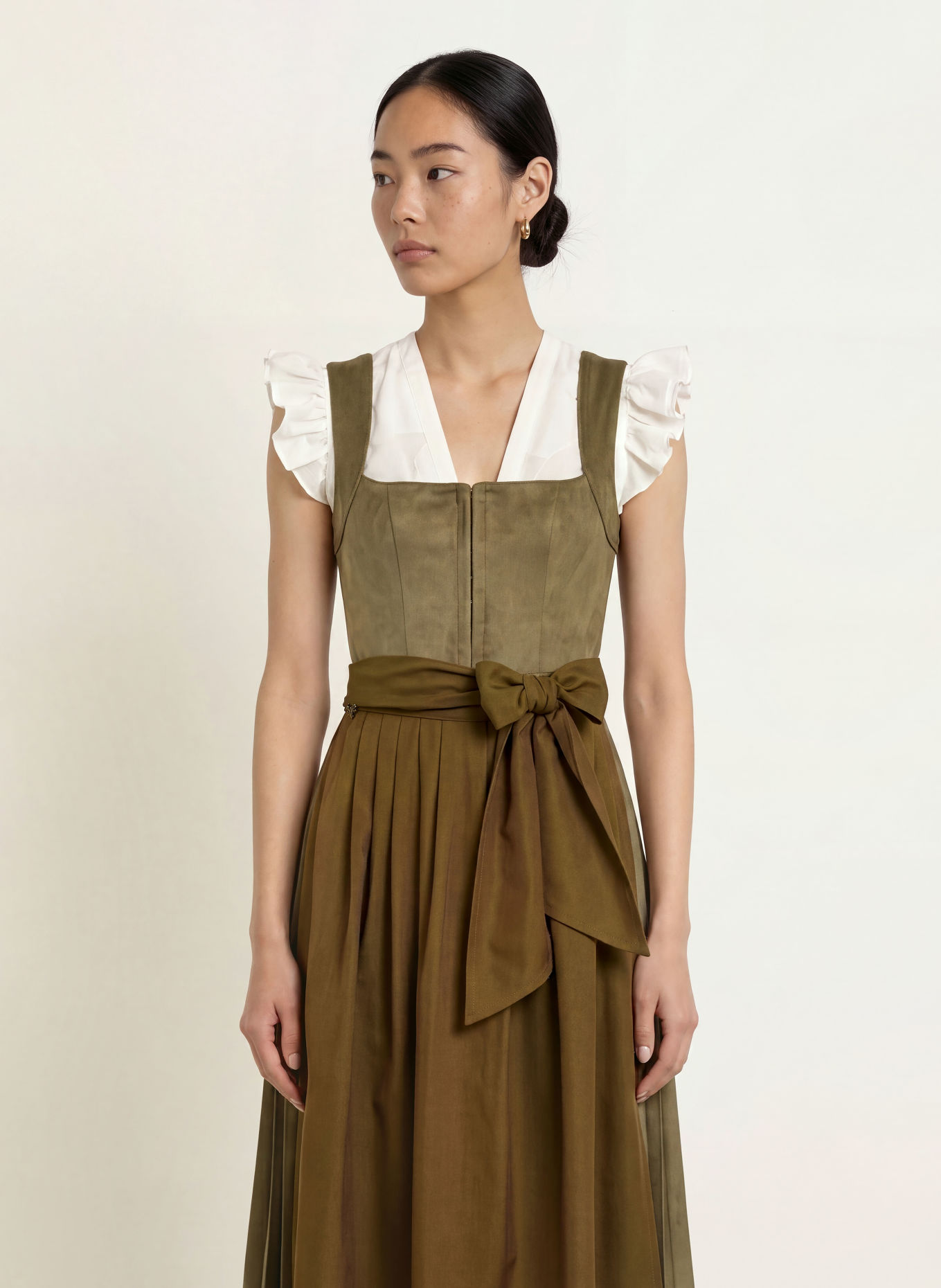 CocoVero Dirndl HERMINE in Lederoptik mit Plissees: OLIV