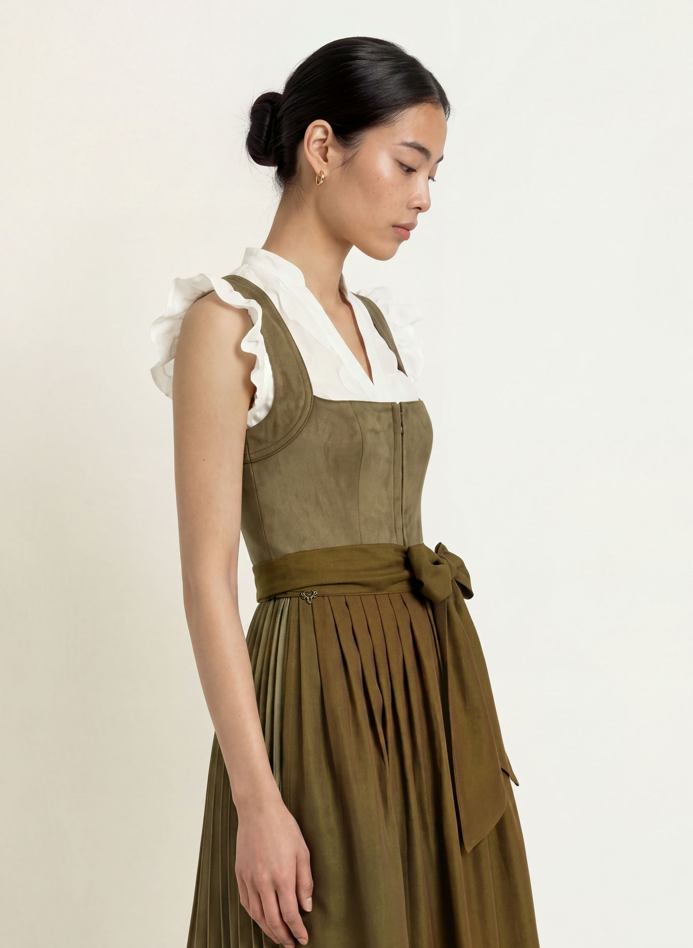 CocoVero Dirndl HERMINE in Lederoptik mit Plissees: OLIV
