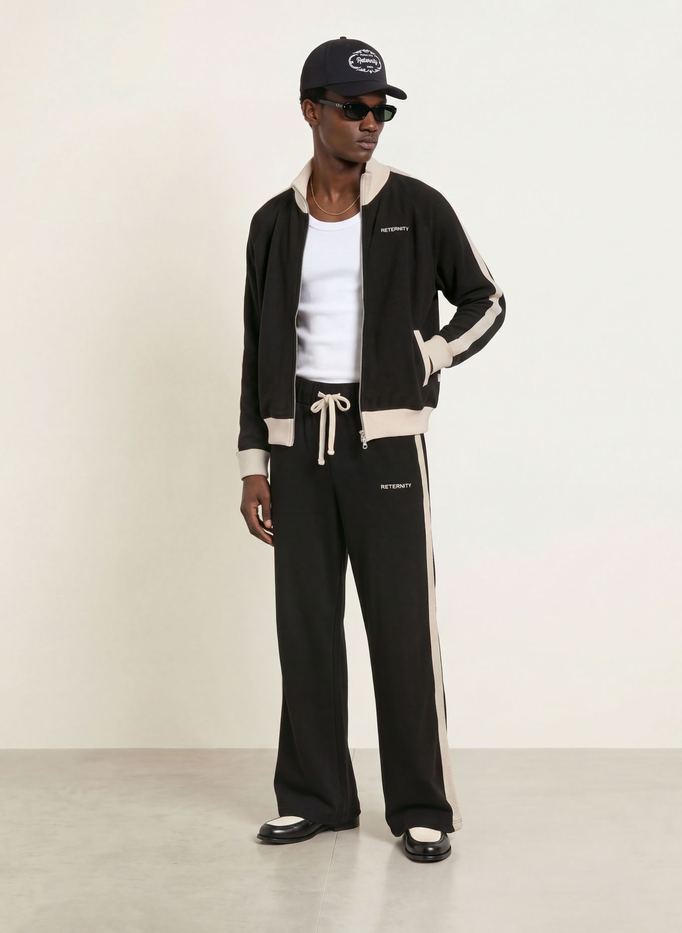RETERNITY Cordbroek STUDIO Regular Fit met galonstrepen: ZWART / CRÈME