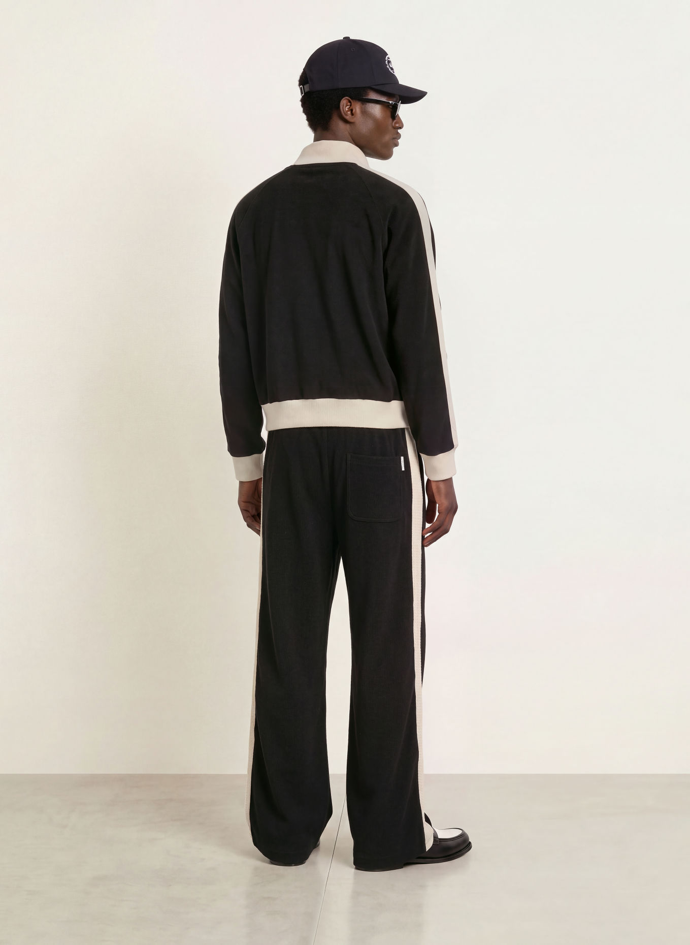 RETERNITY Cordbroek STUDIO Regular Fit met galonstrepen: ZWART / CRÈME