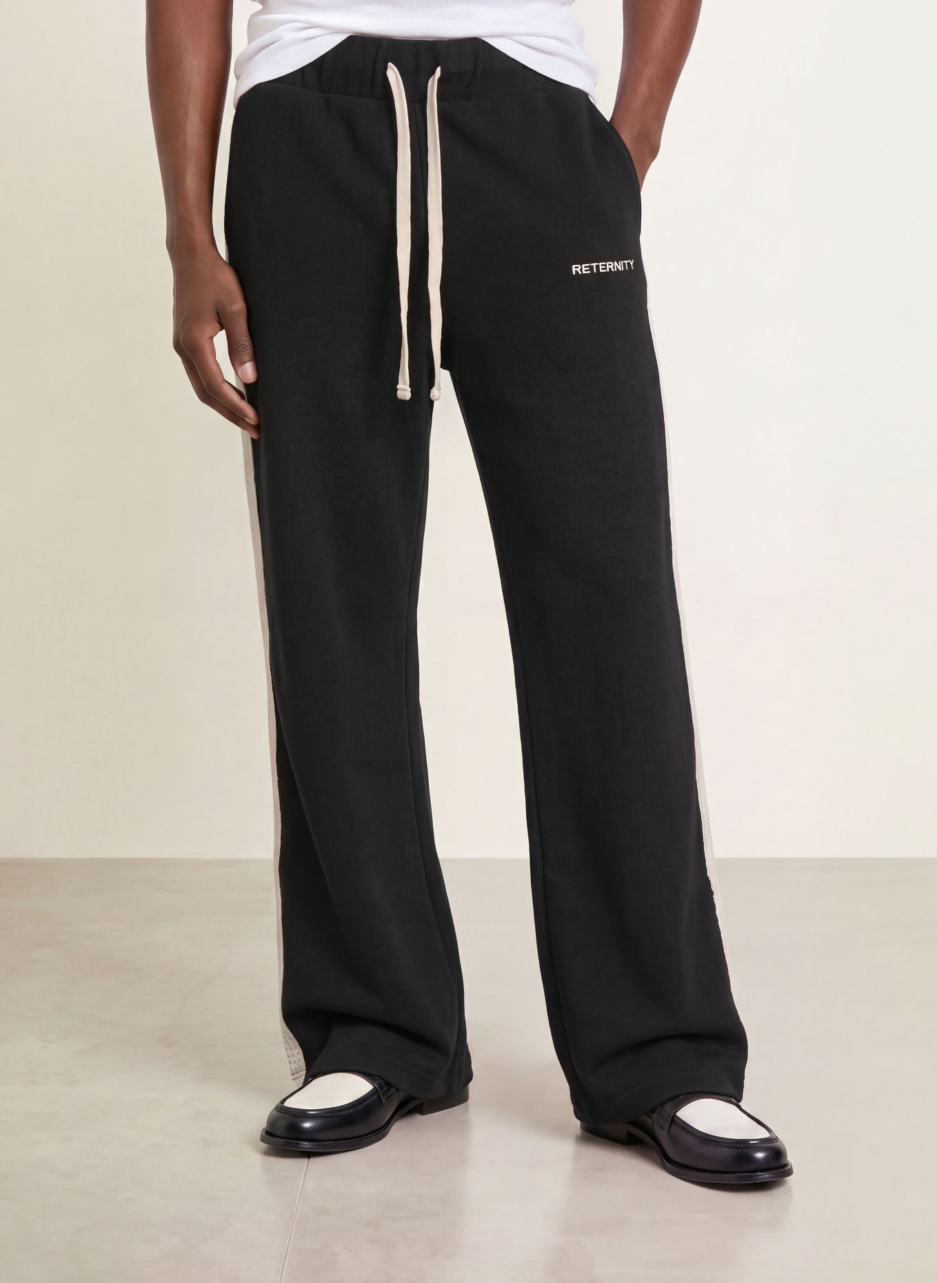 RETERNITY Cordbroek STUDIO Regular Fit met galonstrepen: ZWART / CRÈME