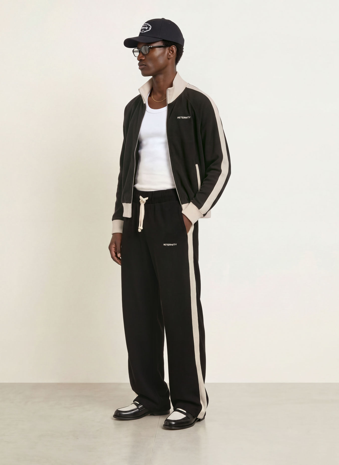 RETERNITY Cordbroek STUDIO Regular Fit met galonstrepen: ZWART / CRÈME