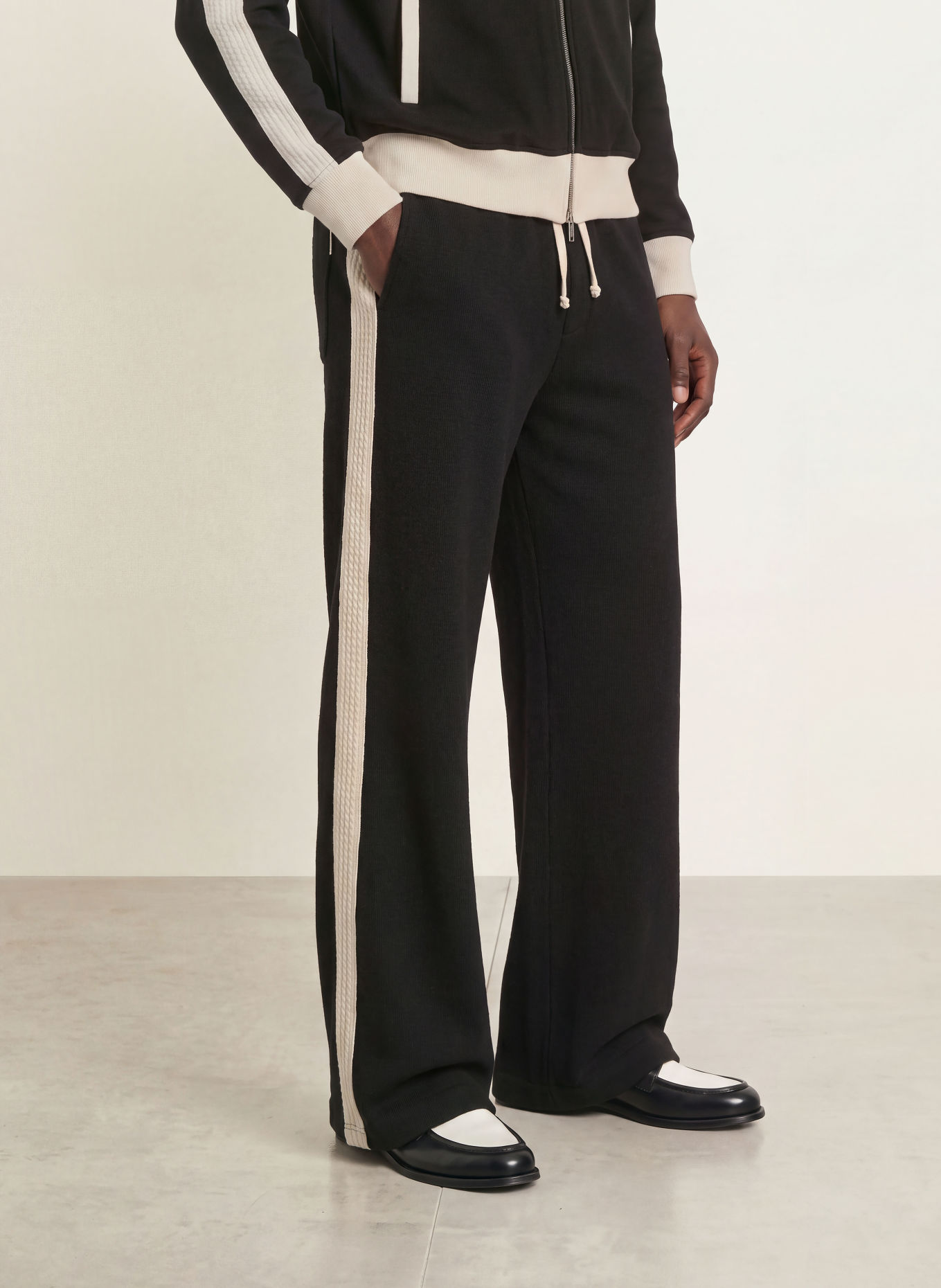 RETERNITY Cordbroek STUDIO Regular Fit met galonstrepen: ZWART / CRÈME