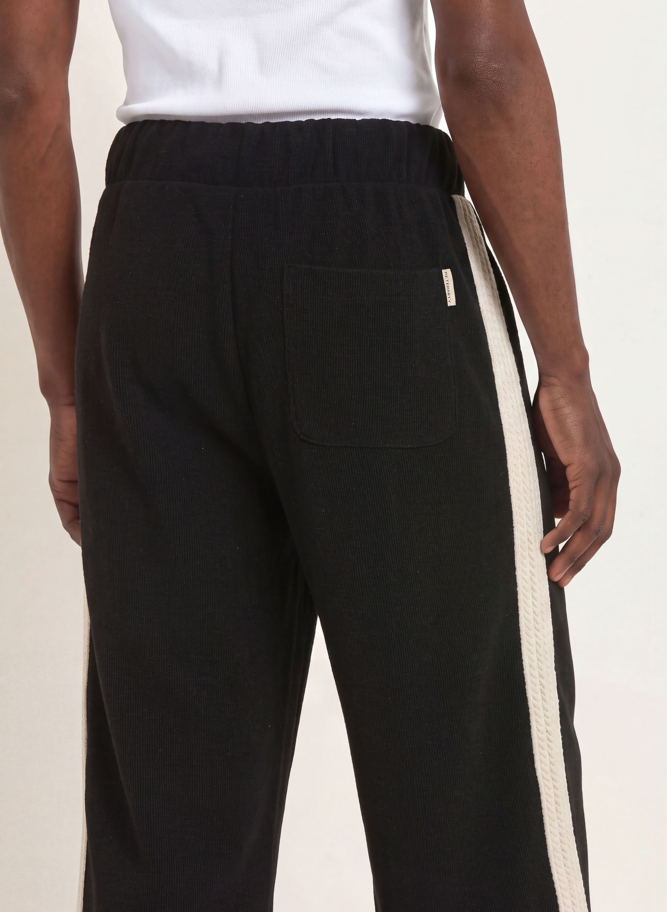 RETERNITY Cordbroek STUDIO Regular Fit met galonstrepen: ZWART / CRÈME