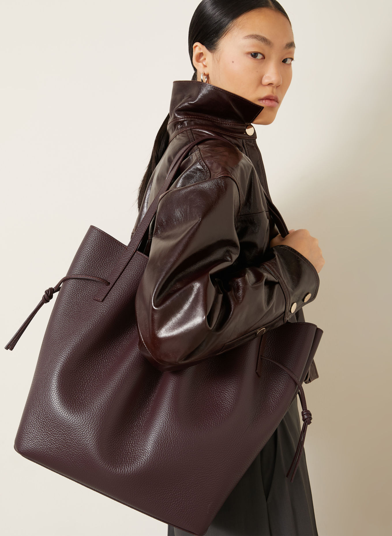 YUZEFI SCALLOP Bucket Bag: DARK RED
