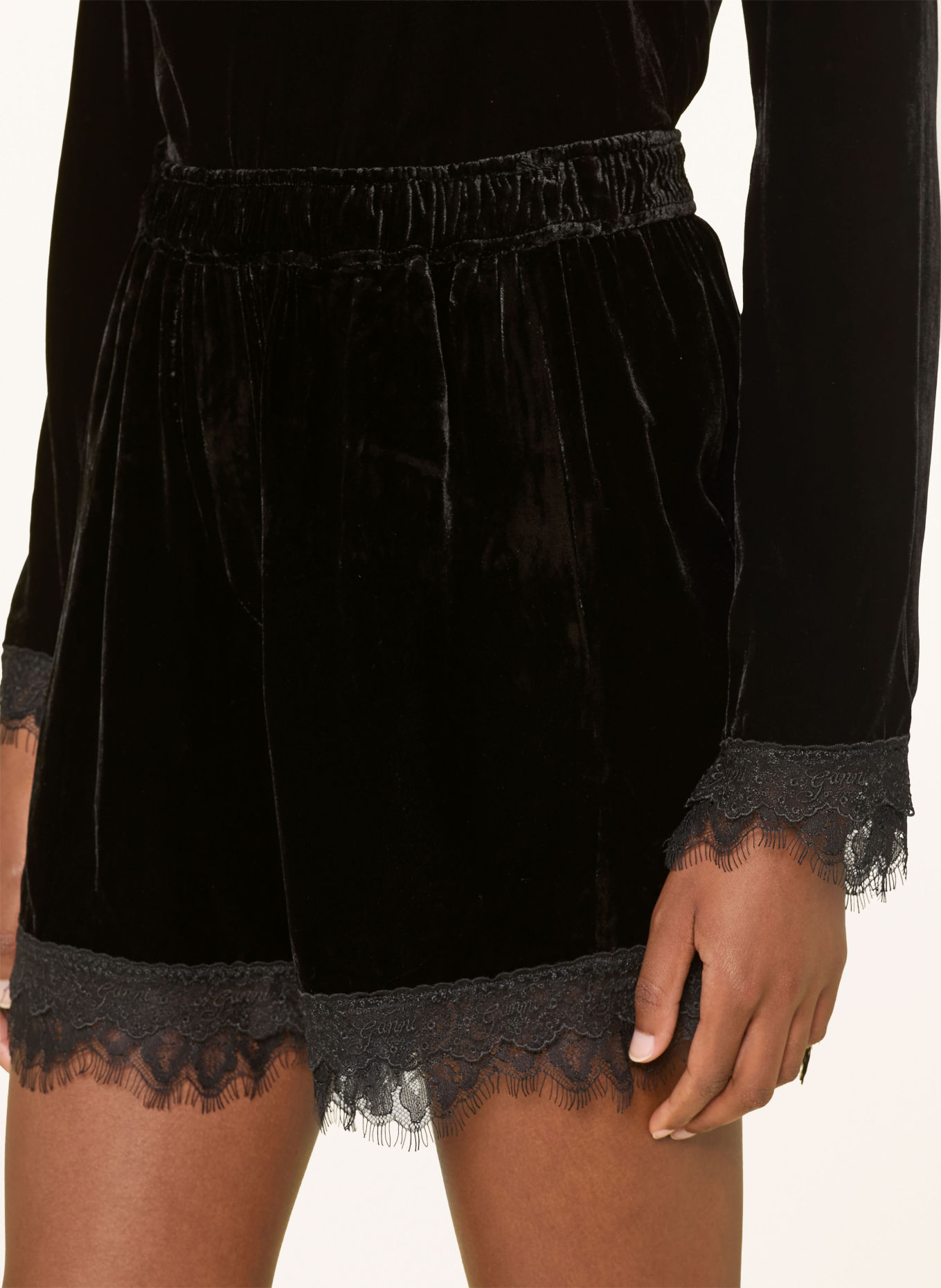 GANNI Samtshorts mit Spitze: SCHWARZ