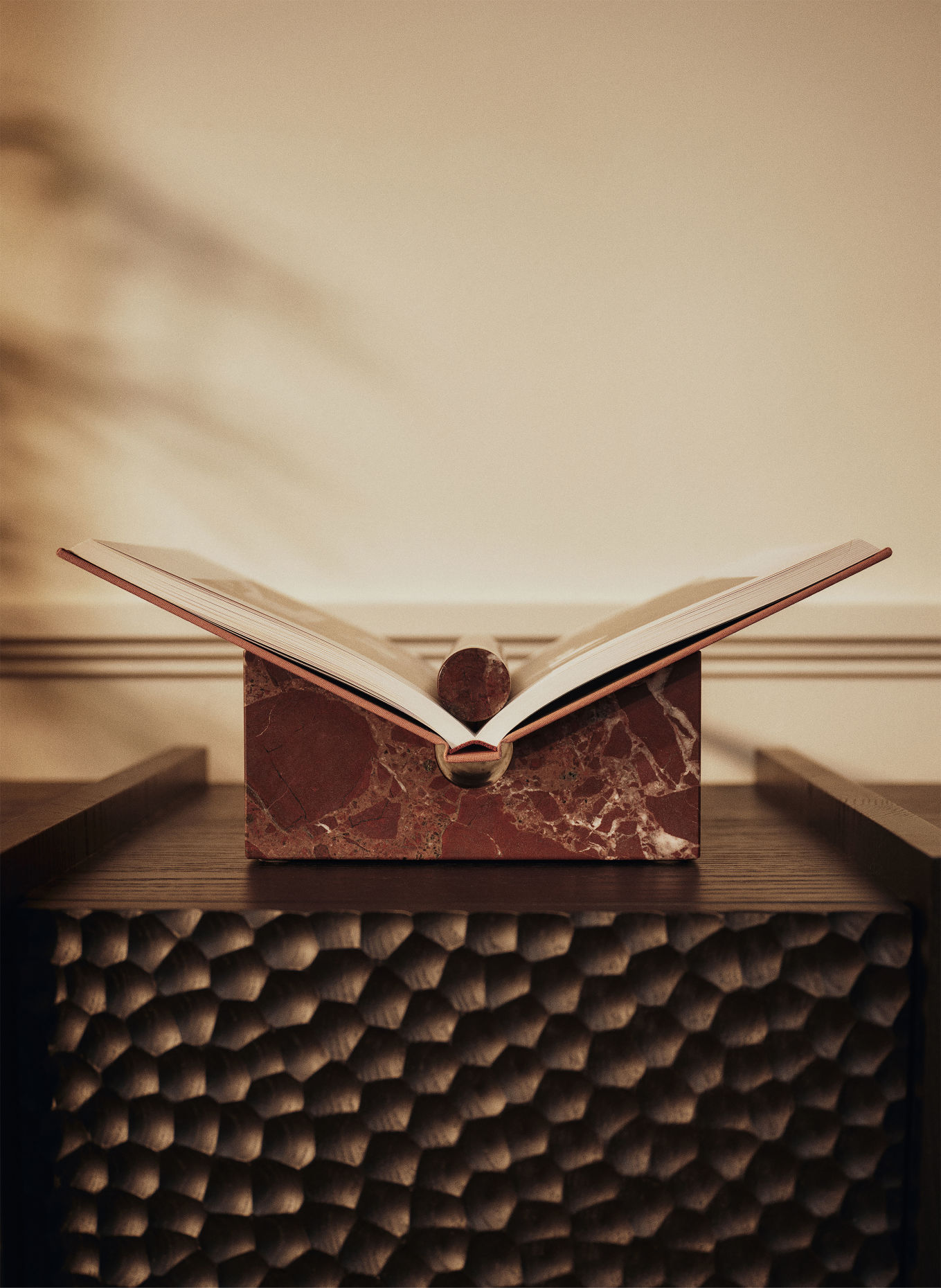 Ferm LIVING Boekenhouder TVARA: DONKERROOD / CRÈME