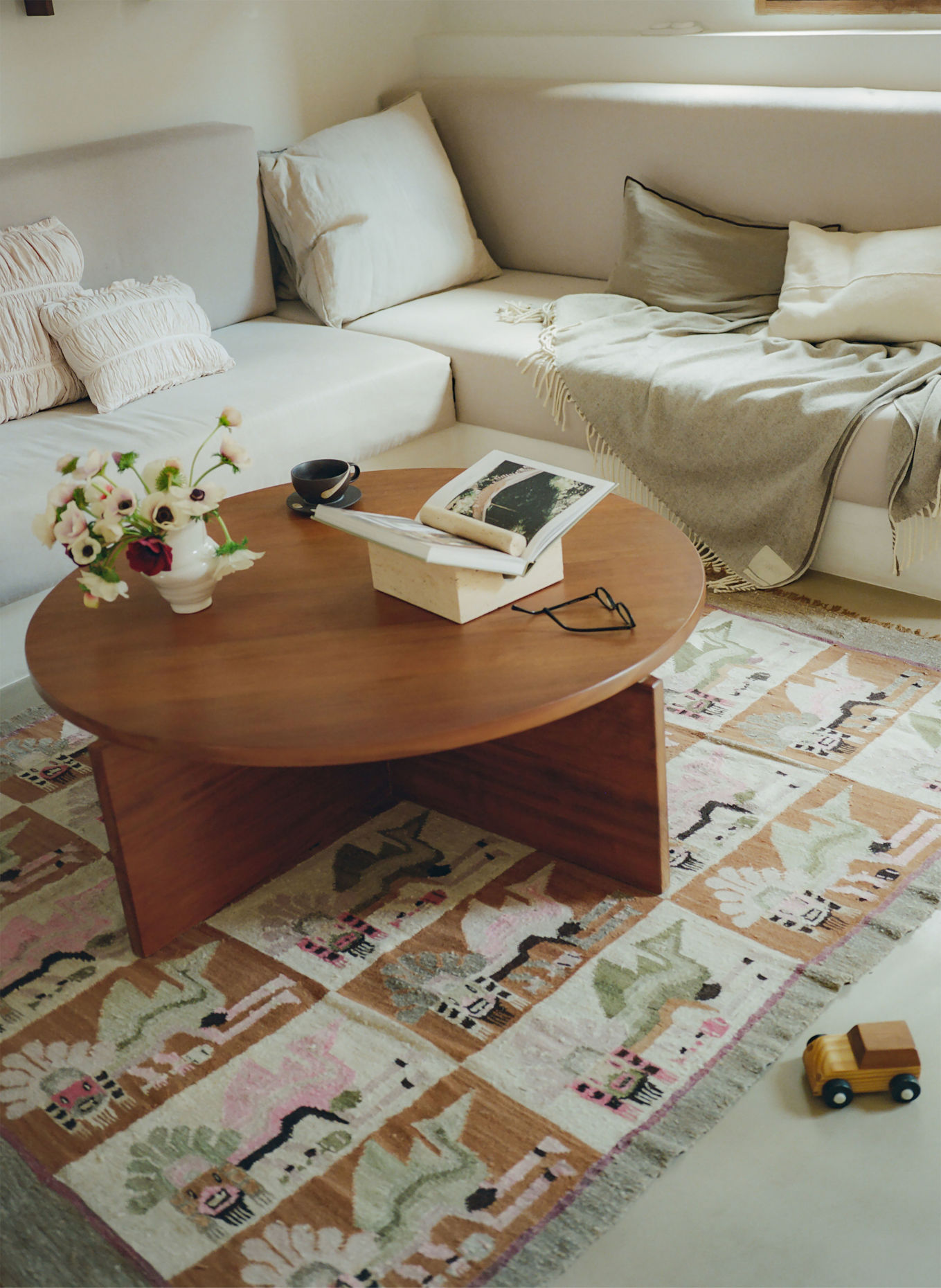 Ferm LIVING Bücherhalter TVARA: BEIGE