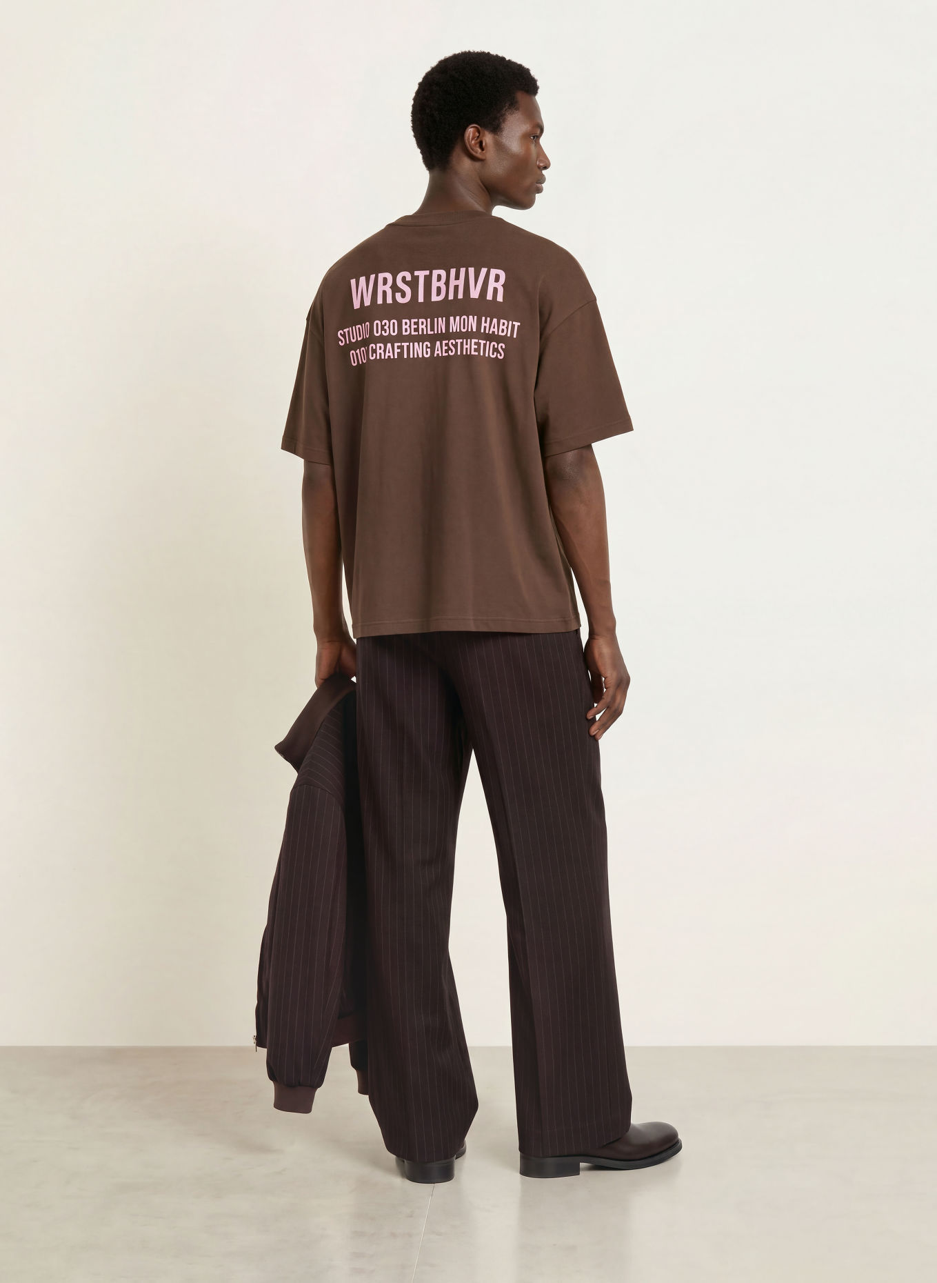 WRSTBHVR T-Shirt STUDIO V14: DUNKELBRAUN / ROSA