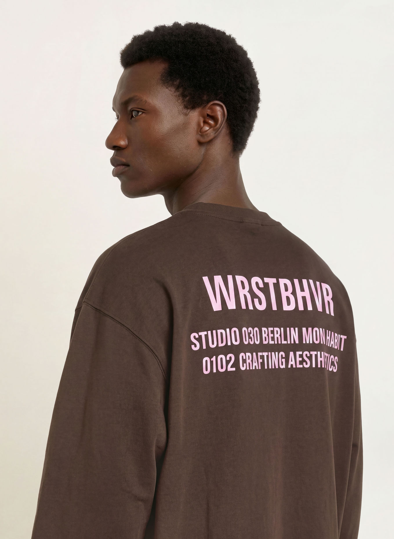 WRSTBHVR Longsleeve STUDIO V14: DUNKELBRAUN / ROSA
