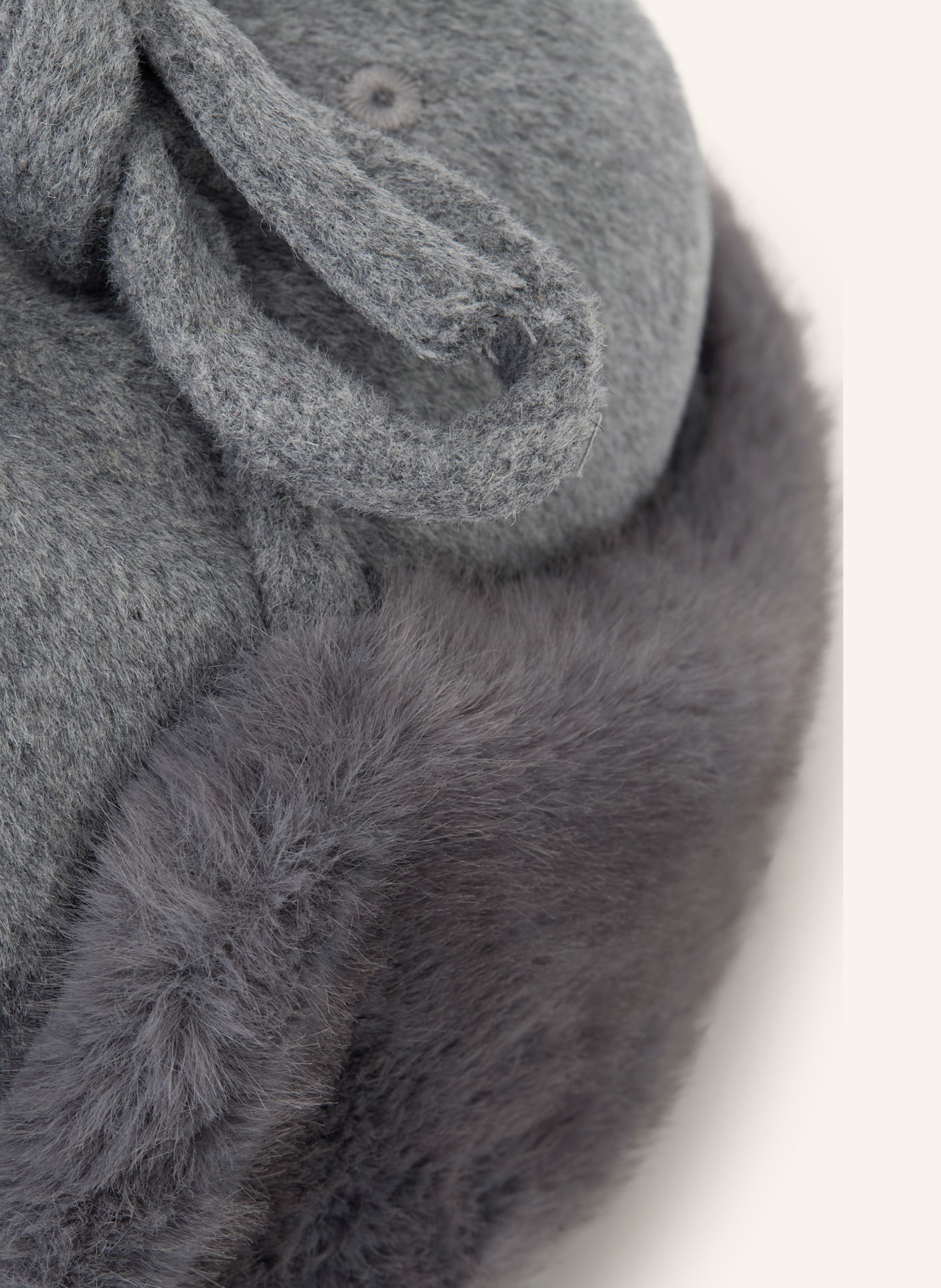 BY MALENE BIRGER Cap TANNA s umělou kožešinou: ŠEDÁ