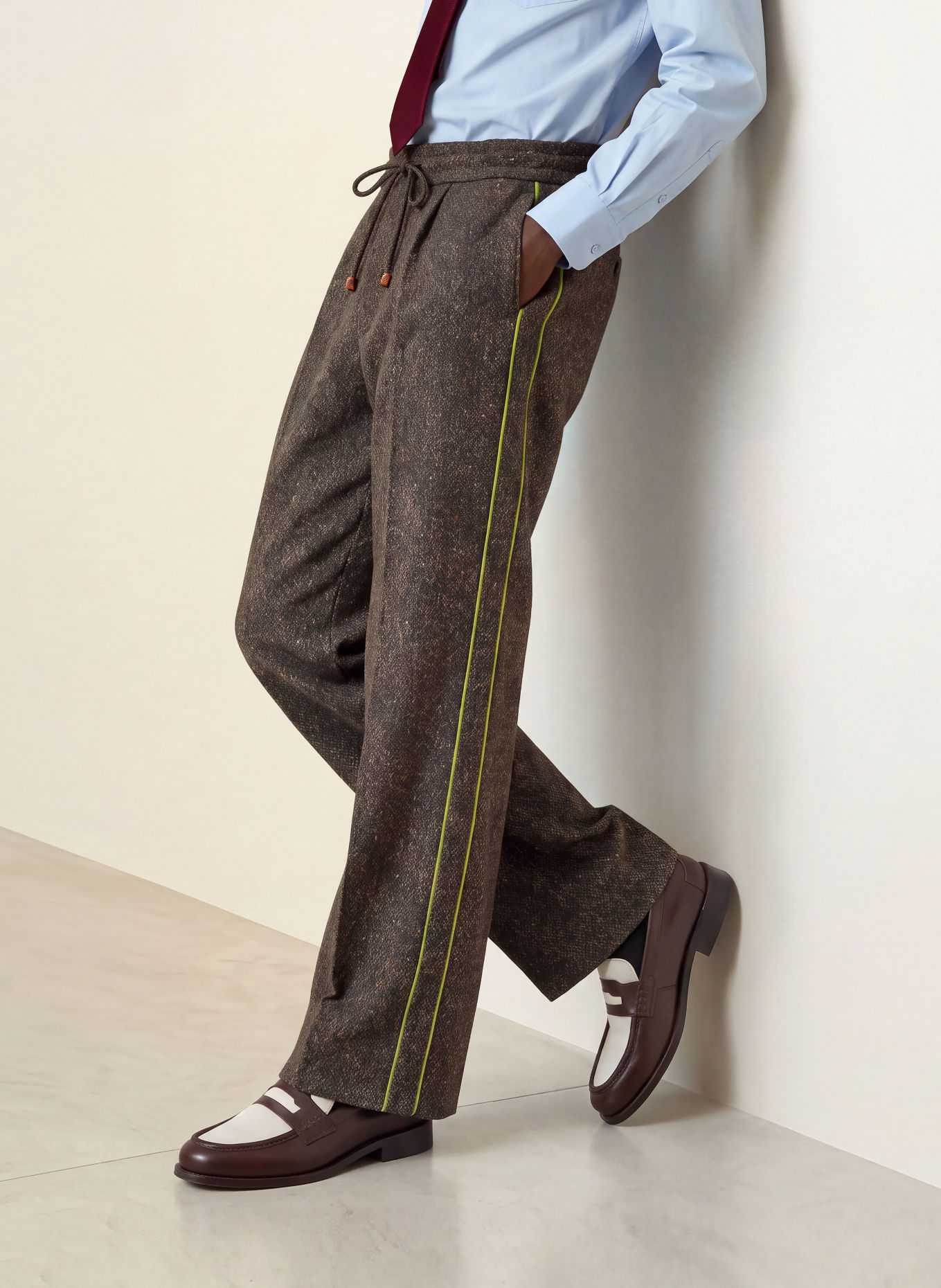 DRÔLE DE MONSIEUR Pantaloni în stil jogging, croială relaxată, cu dungi din galon: MARO ÎNCHIS / GALBEN ÎNCHIS / VERDE DESCHIS