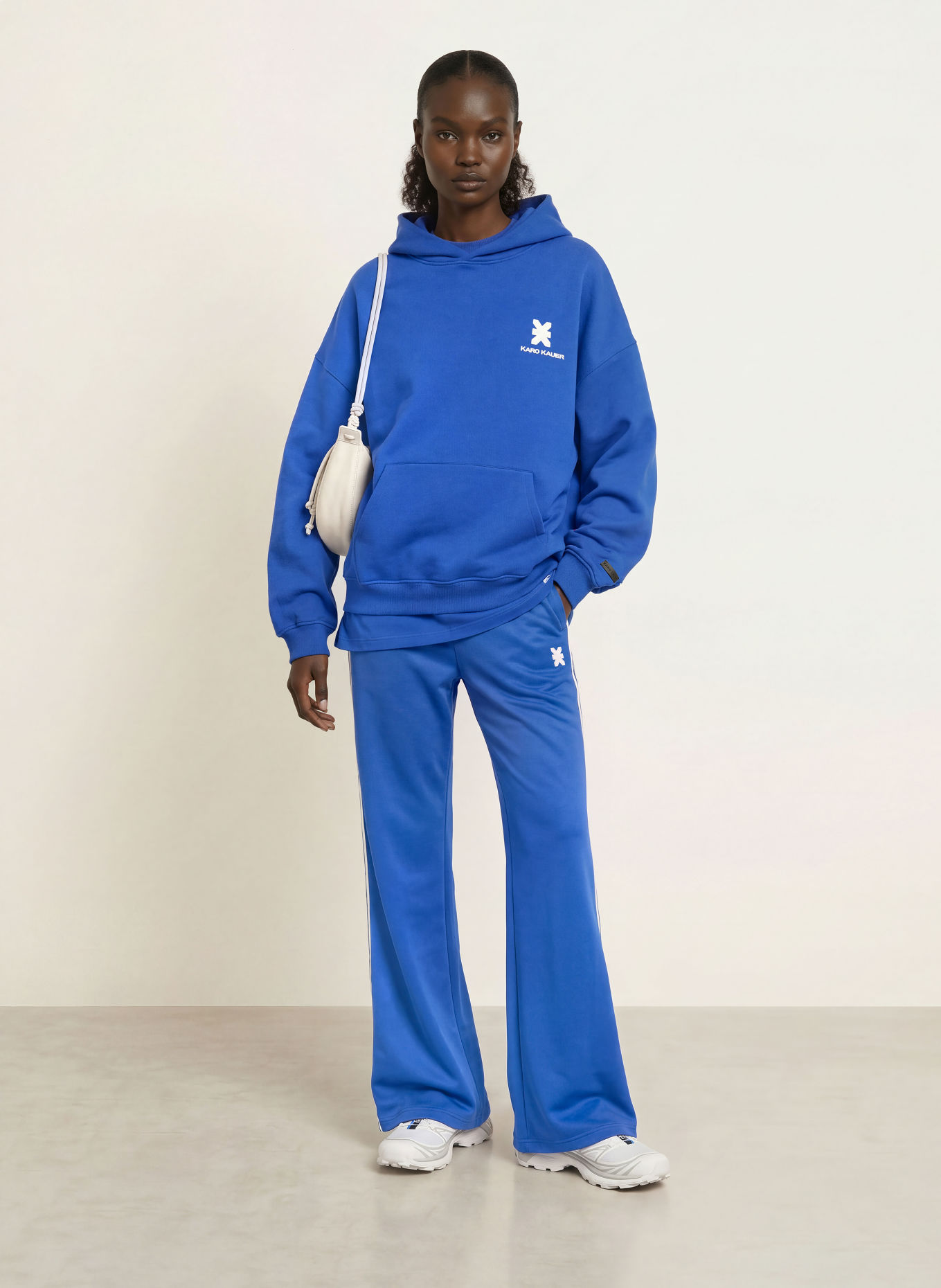 KARO KAUER Sweat à capuche oversize: BLEU / BLANC